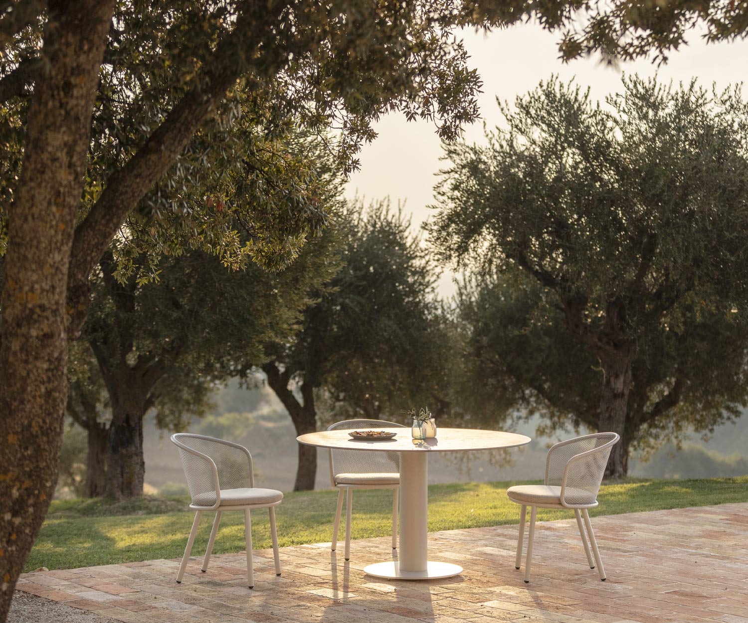 Chaise Baza Outdoor résistante aux intempéries, structure blanche et assise rembourrée grise Chaise Baza Outdoor résistante aux intempéries, structure blanche et assise rembourrée grise