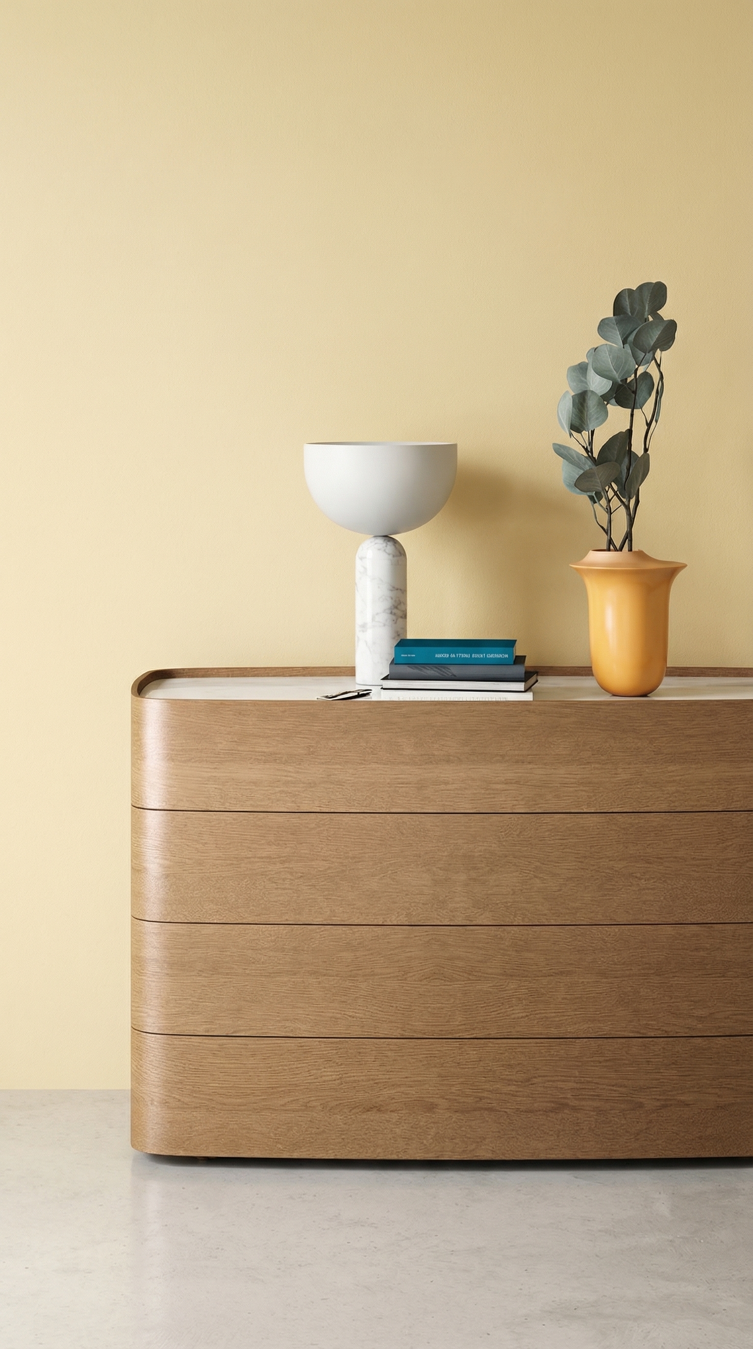 Commode design Novamobili Norman en ch&ecirc;ne clair devant un mur de couleur Cr&eacute;m&egrave;le chaude