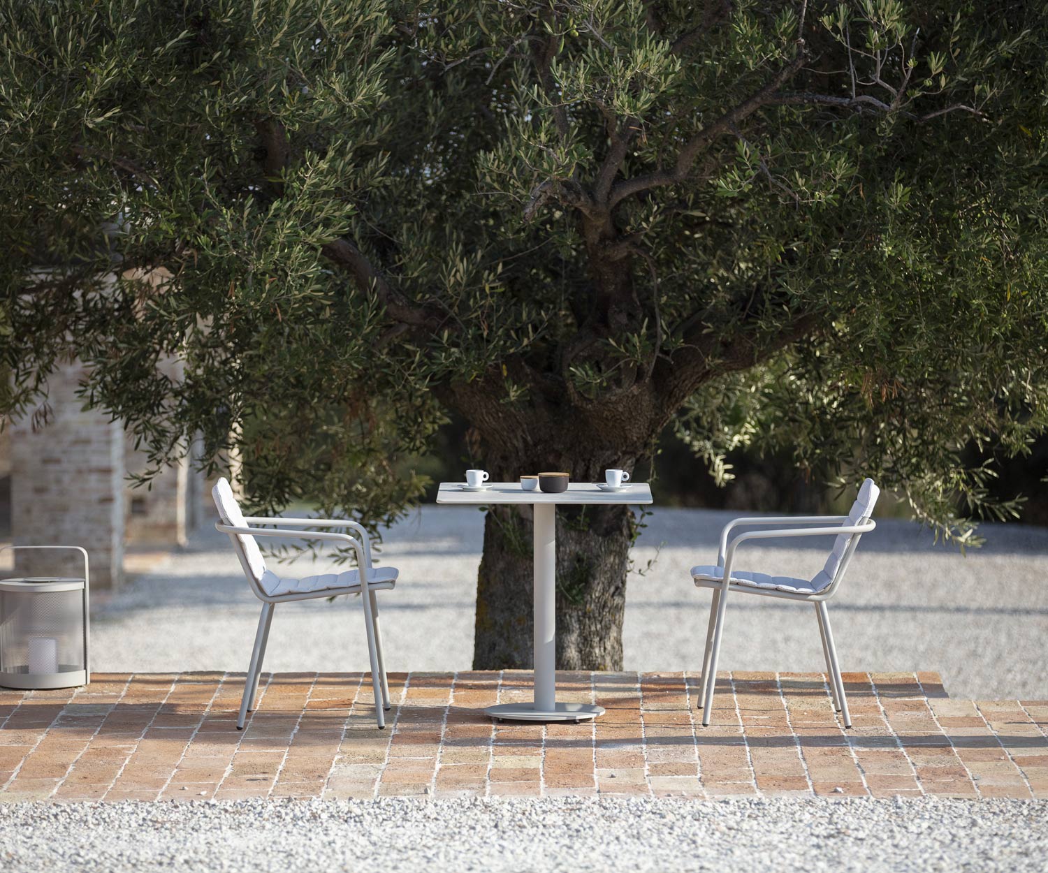 Haute qualité Todus Branta Table de jardin design avec couvert de petit déjeuner sur terrasse