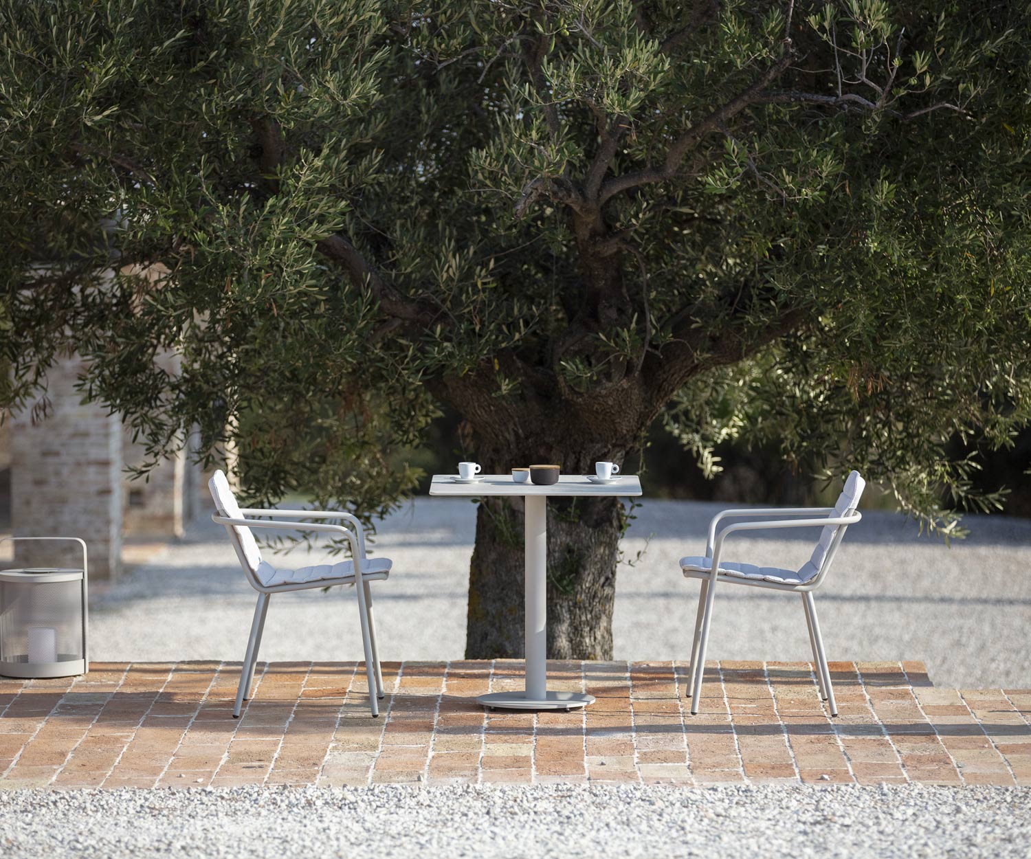 Haute qualité Todus Branta Table de jardin design avec couvert de petit déjeuner sur terrasse Haute qualité Todus Branta Table de jardin design avec couvert de petit déjeuner sur terrasse