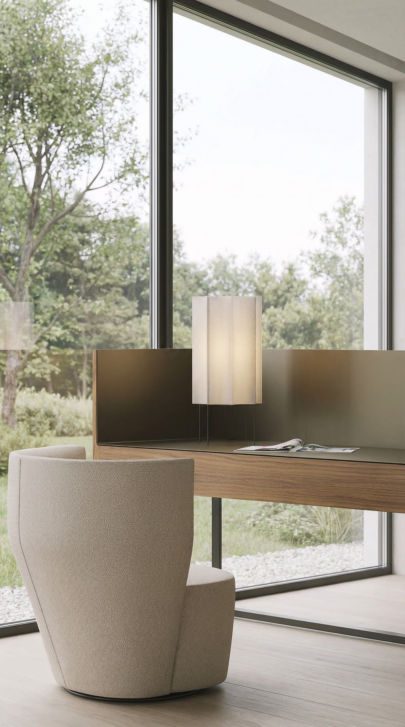 Lampe Punt Velasca sur un bureau &eacute;l&eacute;gant dans un bureau &agrave; domicile.