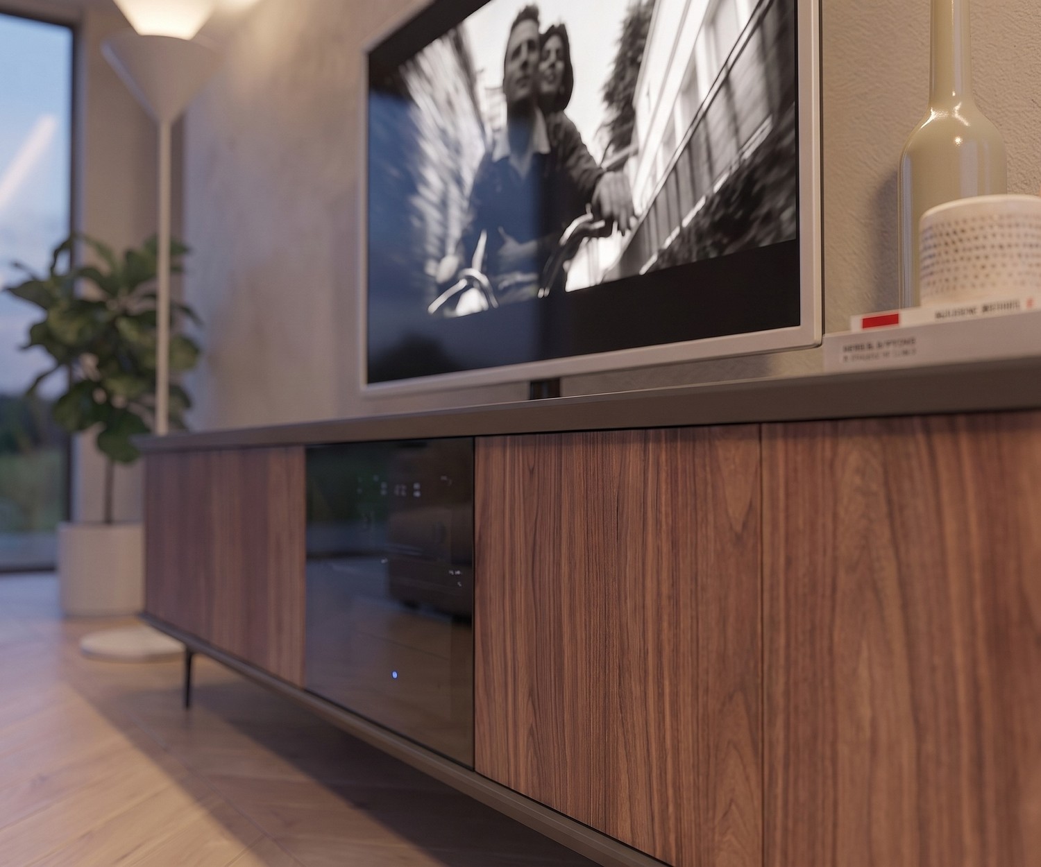 Meuble TV Lowboard Ozzio Brera en Noyer Meuble TV lowboard Ozzio Brera en noyer avec porte en verre fumé pour salon moderne.
