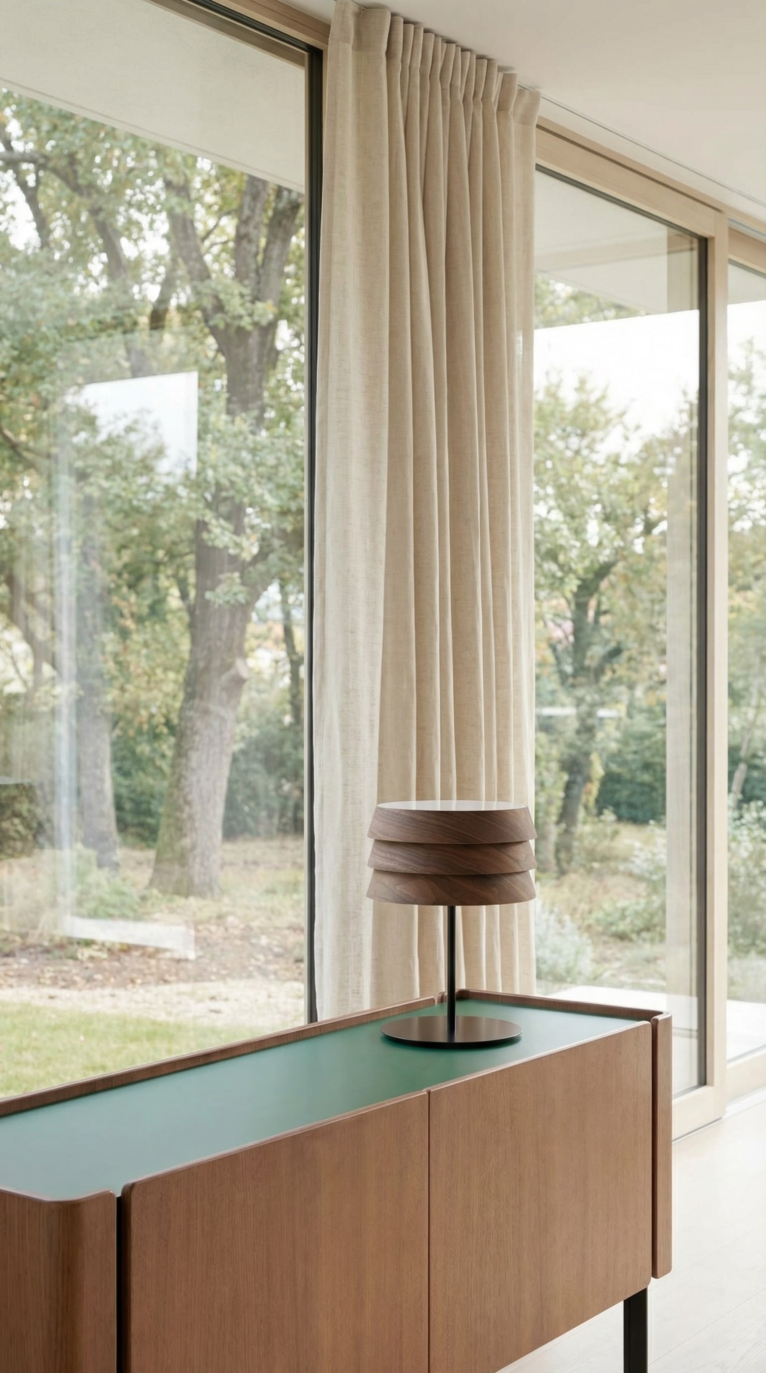 Lampe Punt Sussex avec lamelles en bois sur un buffet moderne. Lampe Punt Sussex avec lamelles en bois sur un buffet moderne.