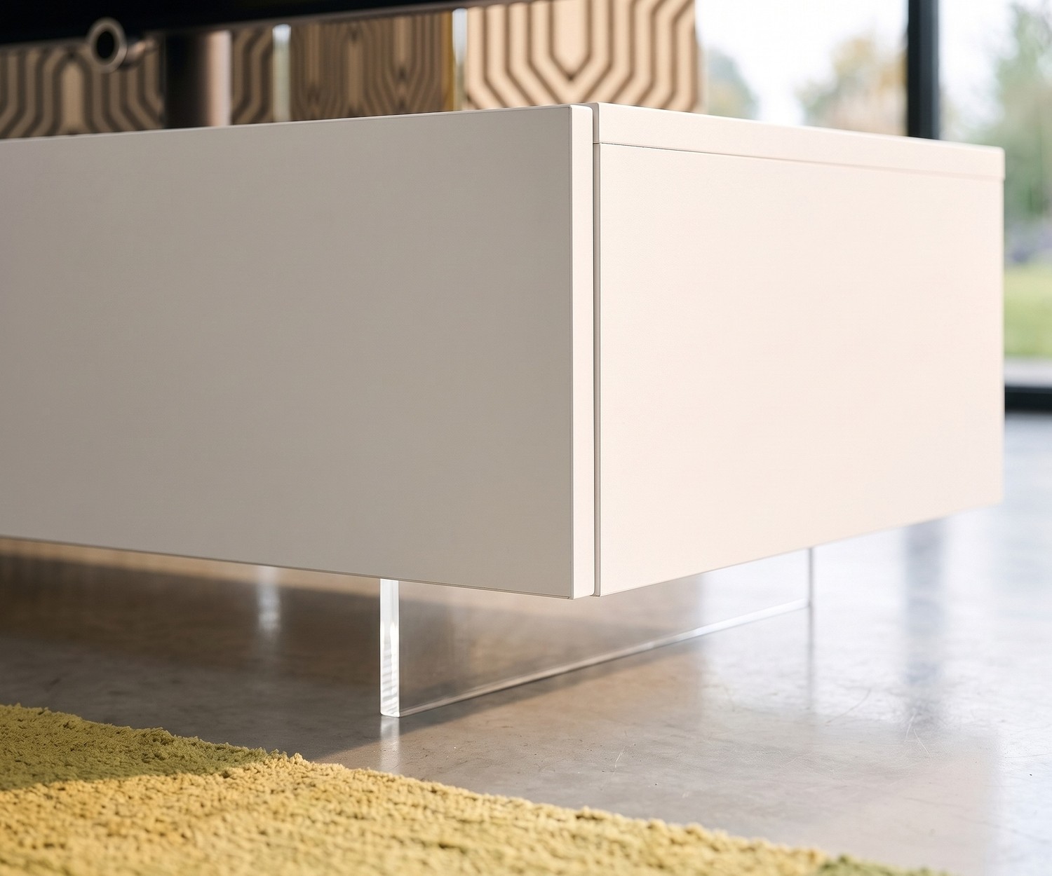 Socle TV transparent Livitalia Socle TV transparent Livitalia sous un meuble bas blanc pour un effet suspendu, salon moderne, méthacrylate.