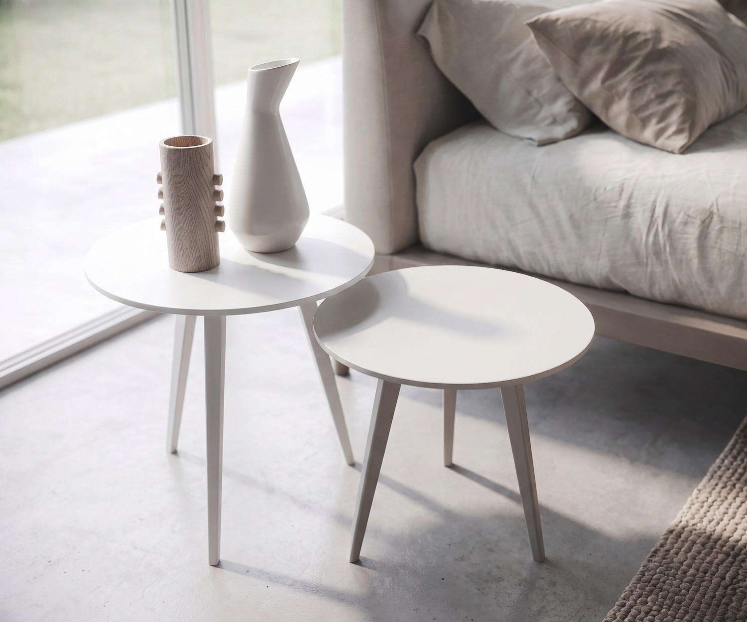 Table d'appoint en bois Novamobili Trio Table d'appoint de salon Trio par Novamobili. Tables gigognes rondes en bois blanc au style minimaliste et épuré.