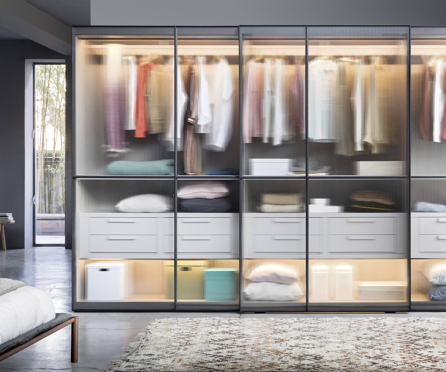 Designer moderne Novamobili Armoire Layer portes coulissantes en verre avec éclairage LED Designer moderne Novamobili Armoire Layer portes coulissantes en verre avec éclairage LED