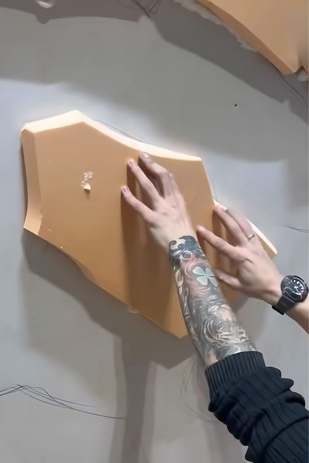 coller-les-pieces-de-styrodur-preparees-sur-le-mur-du-salon