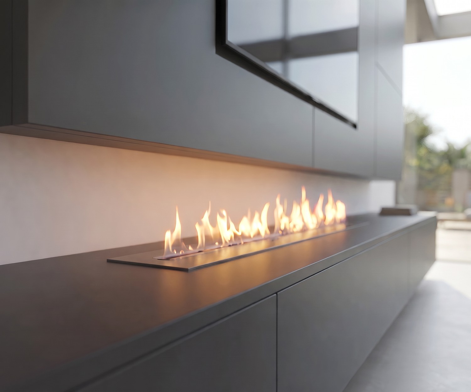 Ensemble TV mural Livitalia C102 avec cheminée: Meuble bas suspendu gris foncé pour salon moderne.