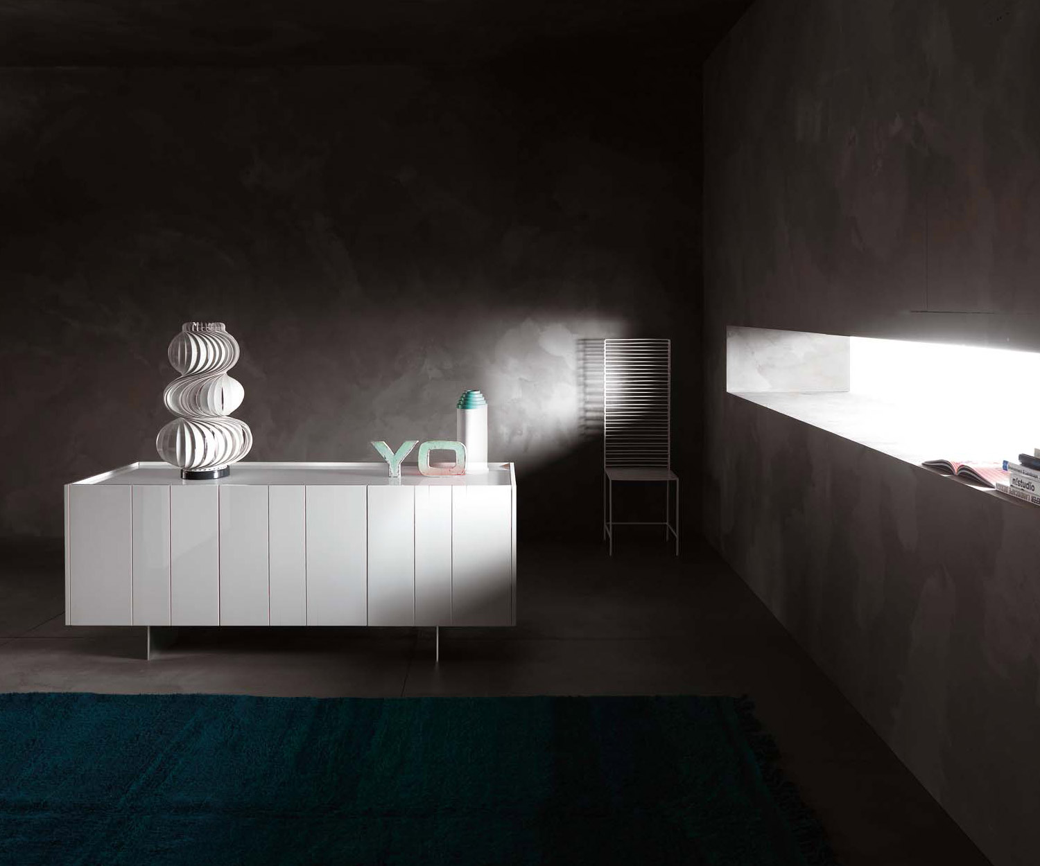 Exclusif Novamobili Design Sideboard Stripe 3 blanc avec bandes métalliques verticales Exclusif Novamobili Design Sideboard Stripe 3 blanc avec bandes métalliques verticales