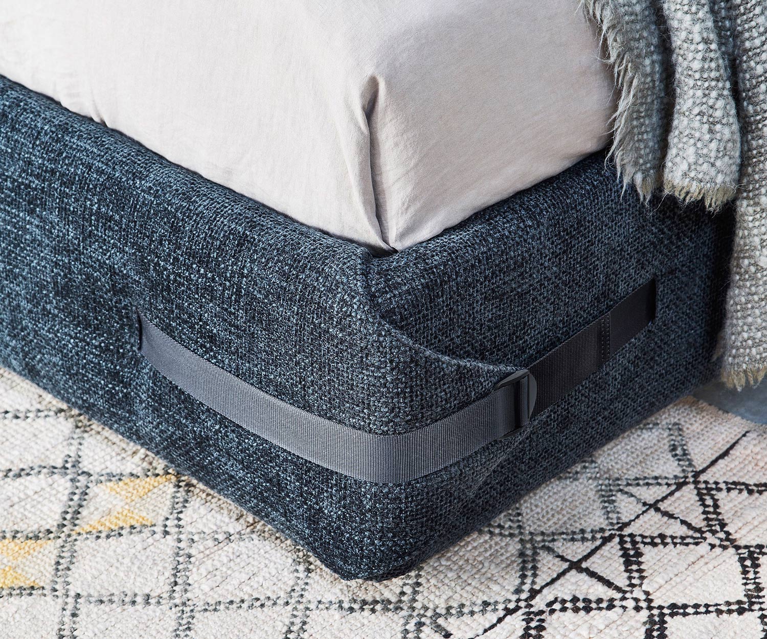 Moderne Novamobili Lit Tape avec des bandes autour du cadre Moderne Novamobili Lit Tape avec des bandes autour du cadre