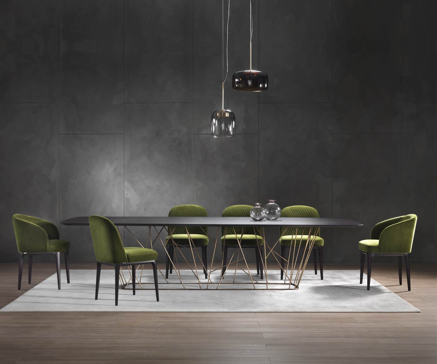 Table de salle à manger design en chêne teinté foncé sur fond sombre photographiée à la lumière Table de salle à manger design en chêne teinté foncé sur fond sombre photographiée à la lumière