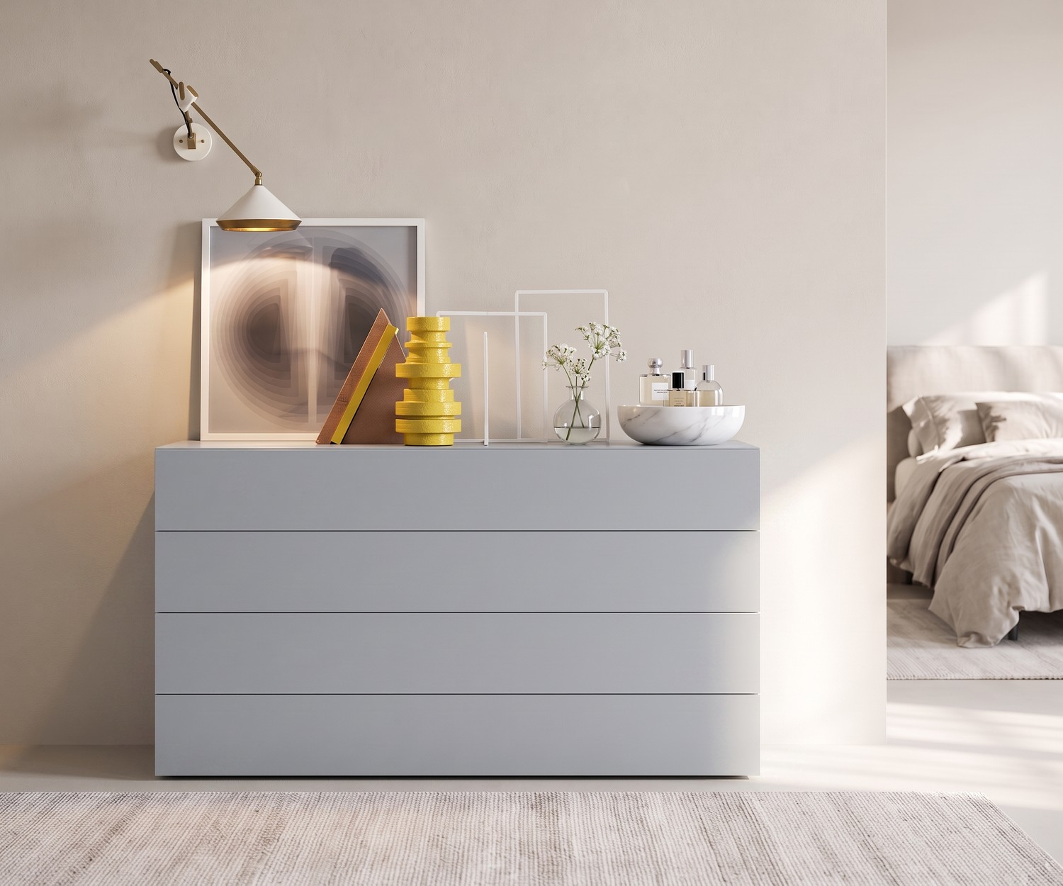Commode 4 tiroirs Easy de Novamobili dans une chambre: meuble de rangement gris clair sans poignées au style épuré.