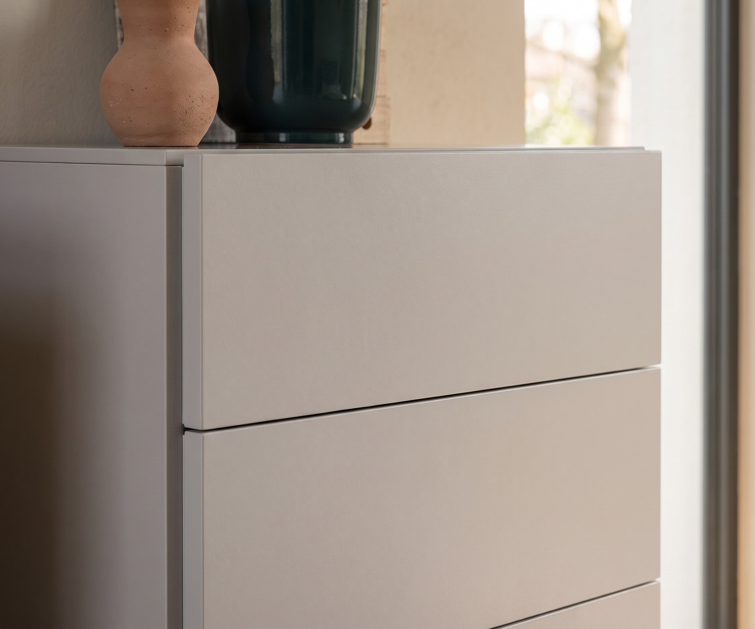 Chiffonnier moderne Easy sans poignée Chiffonnier Novamobili Easy pour la chambre, commode haute moderne en beige mat et sans poignée.