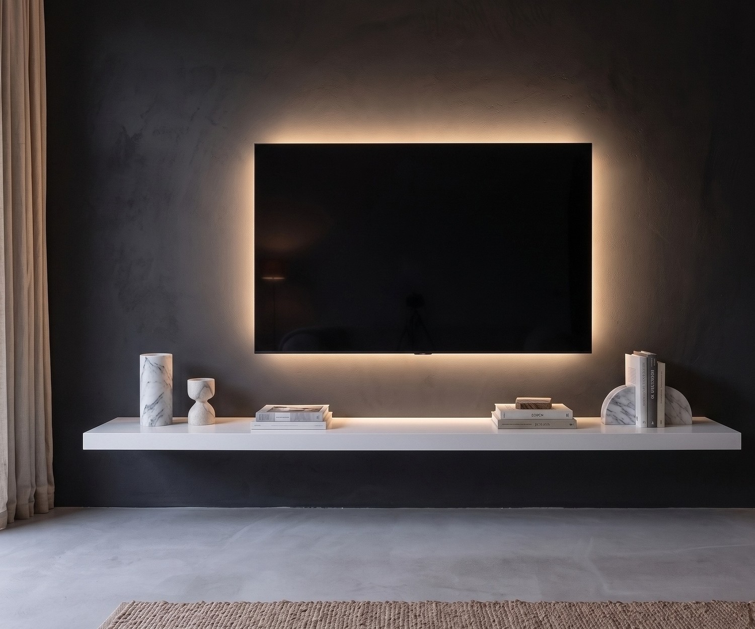 Étagère murale TV suspendue Livitalia blanche sous un téléviseur, design de salon minimaliste et moderne.