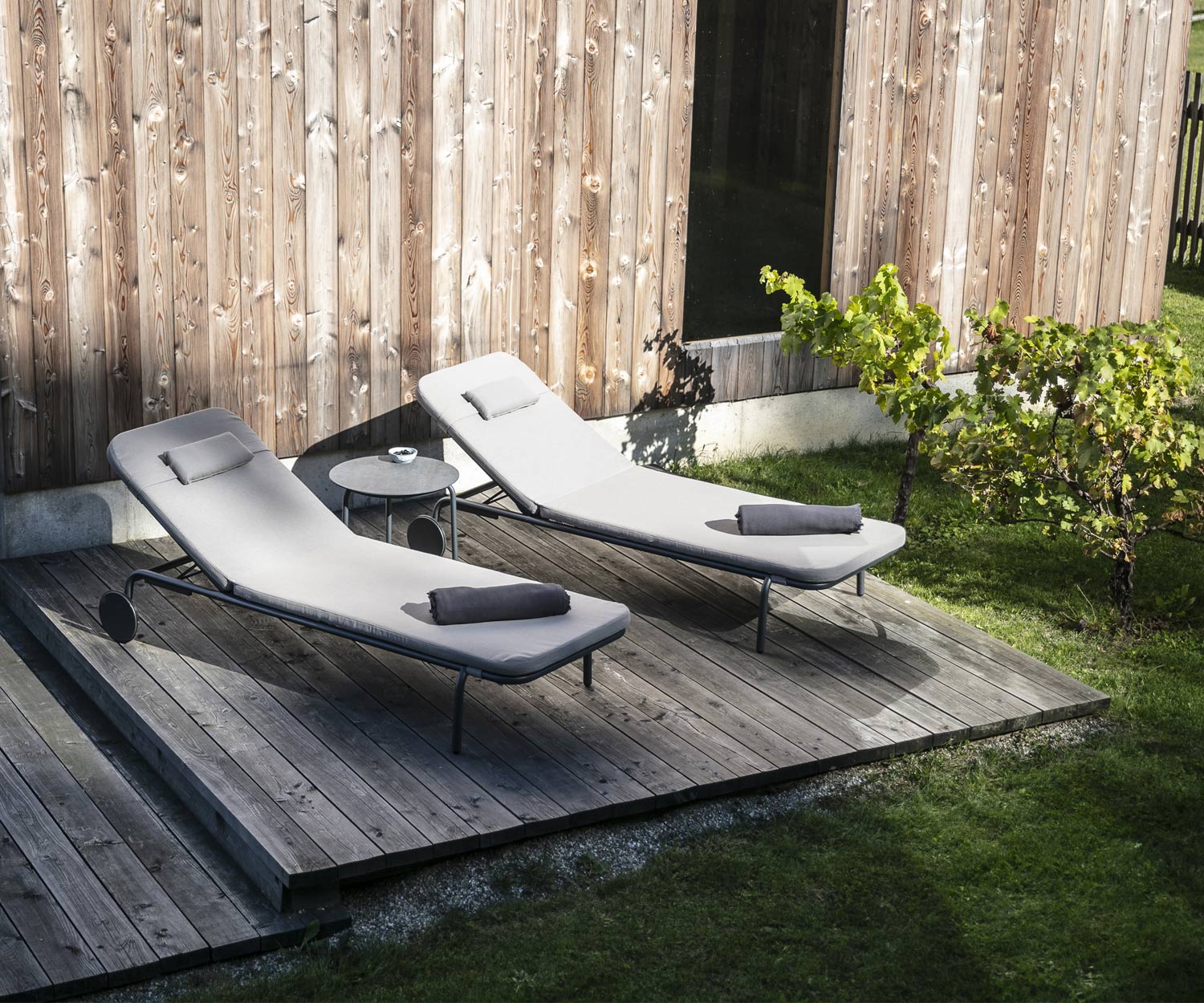 Todus Starling Design Chaise longue de jardin en duo sur la véranda en bois recouverte de tissu blanc Todus Starling Design Chaise longue de jardin en duo sur la véranda en bois recouverte de tissu blanc