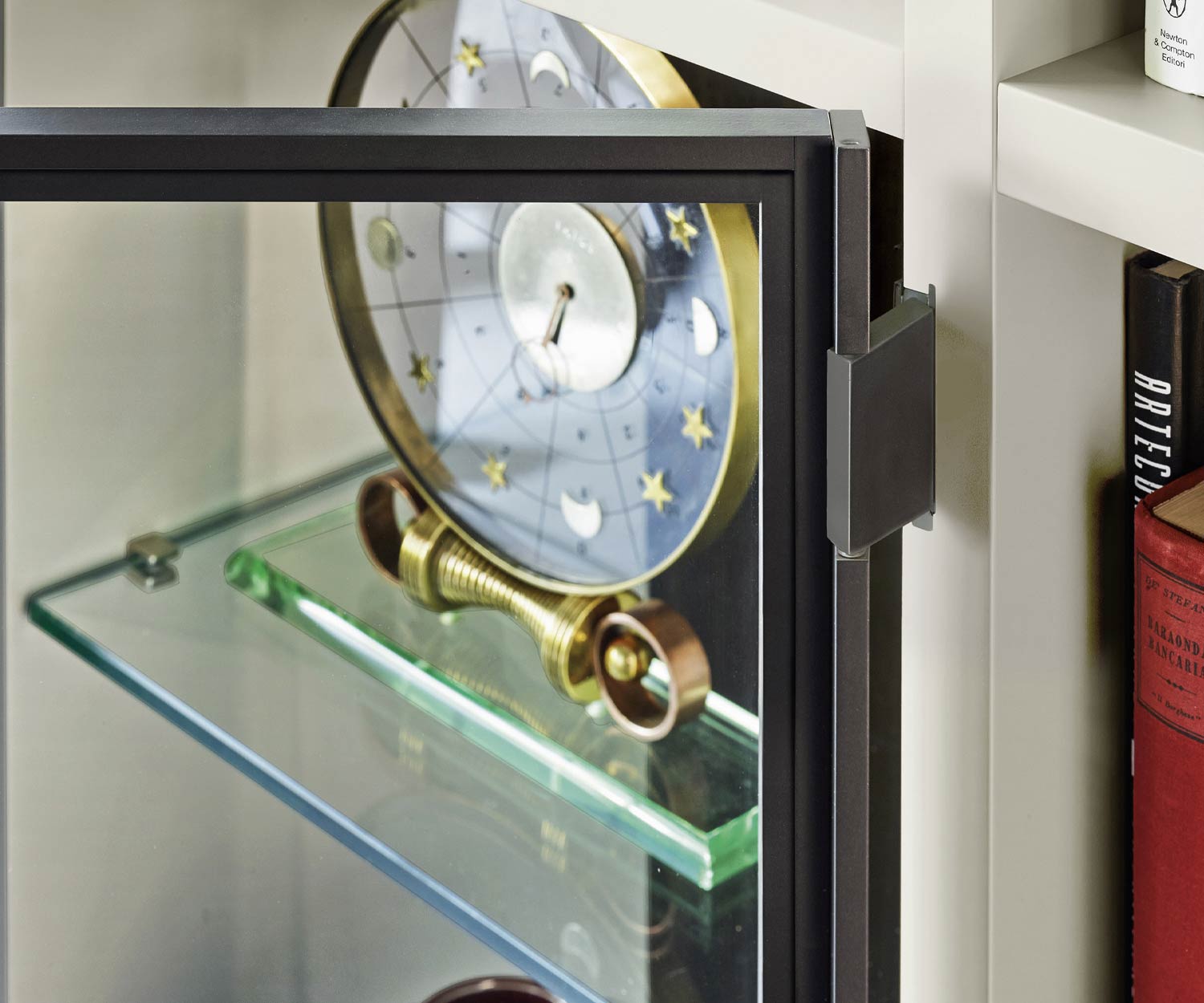 Bibliothèque design avec échelle et vitrine en verre et charnières à 180 Bibliothèque design avec échelle et vitrine en verre et charnières à 180