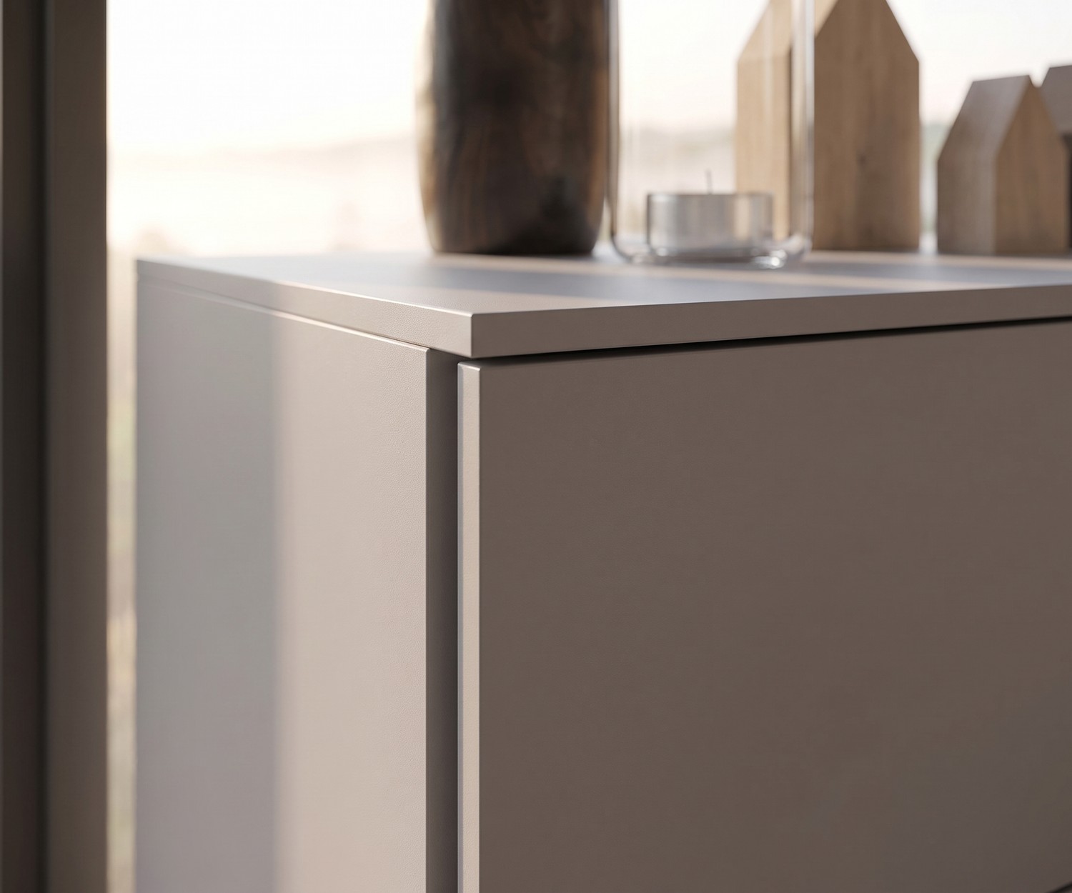 Commode Livitalia Atena pour le rangement de la chambre, placée devant une baie vitrée au style moderne et épuré.