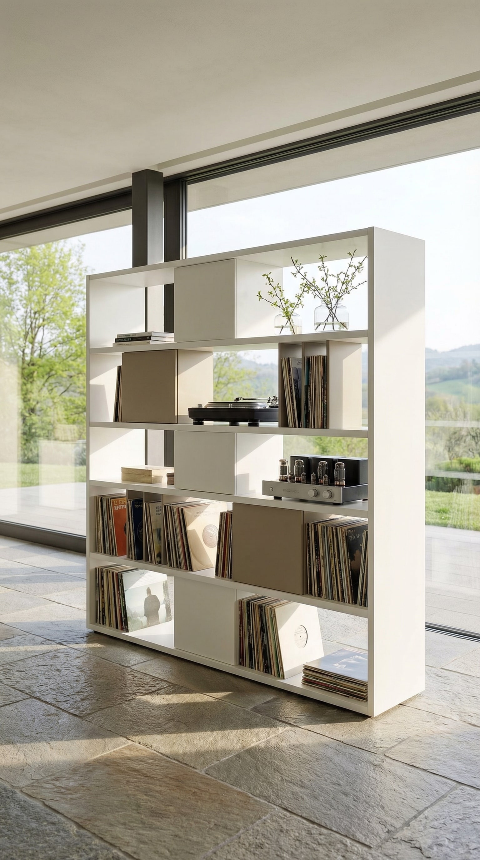 Étagère autoportante comme séparateur de pièce avec disques vinyles et passage de lumière Étagère autoportante comme séparateur de pièce avec disques vinyles et passage de lumière