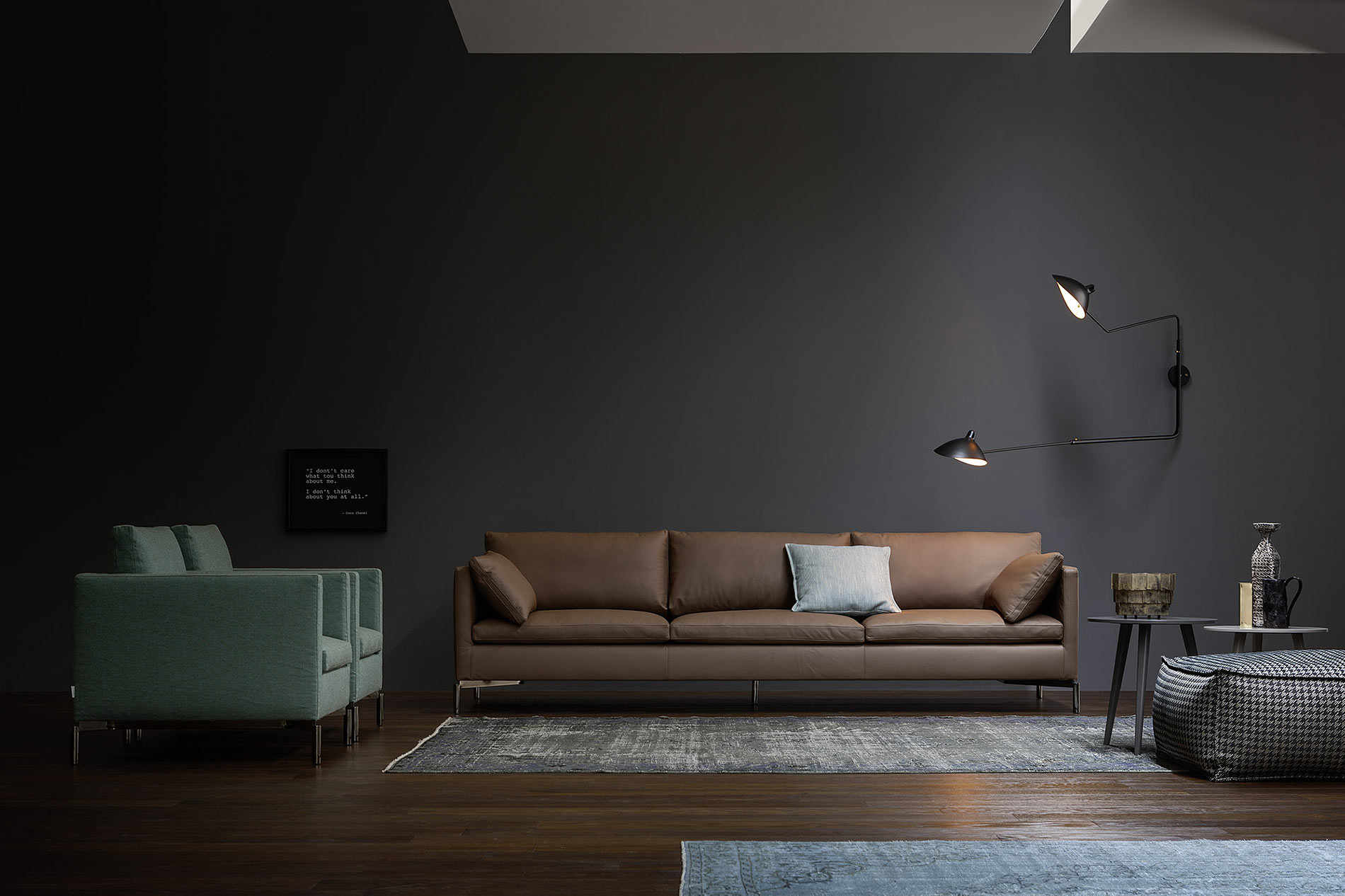 canapé en cuir design et élégant sur pieds chromés