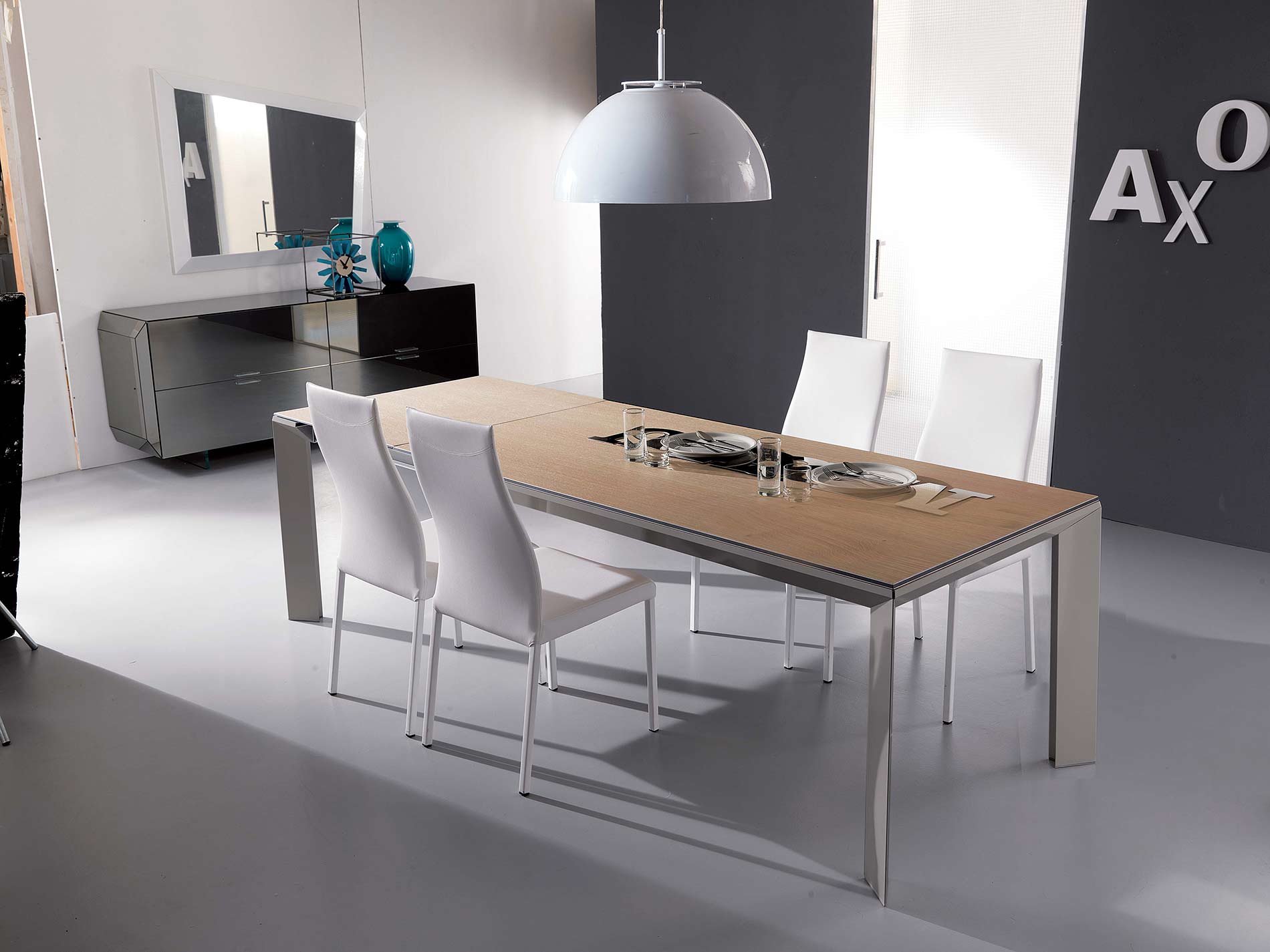 chaise design en cuir blanc