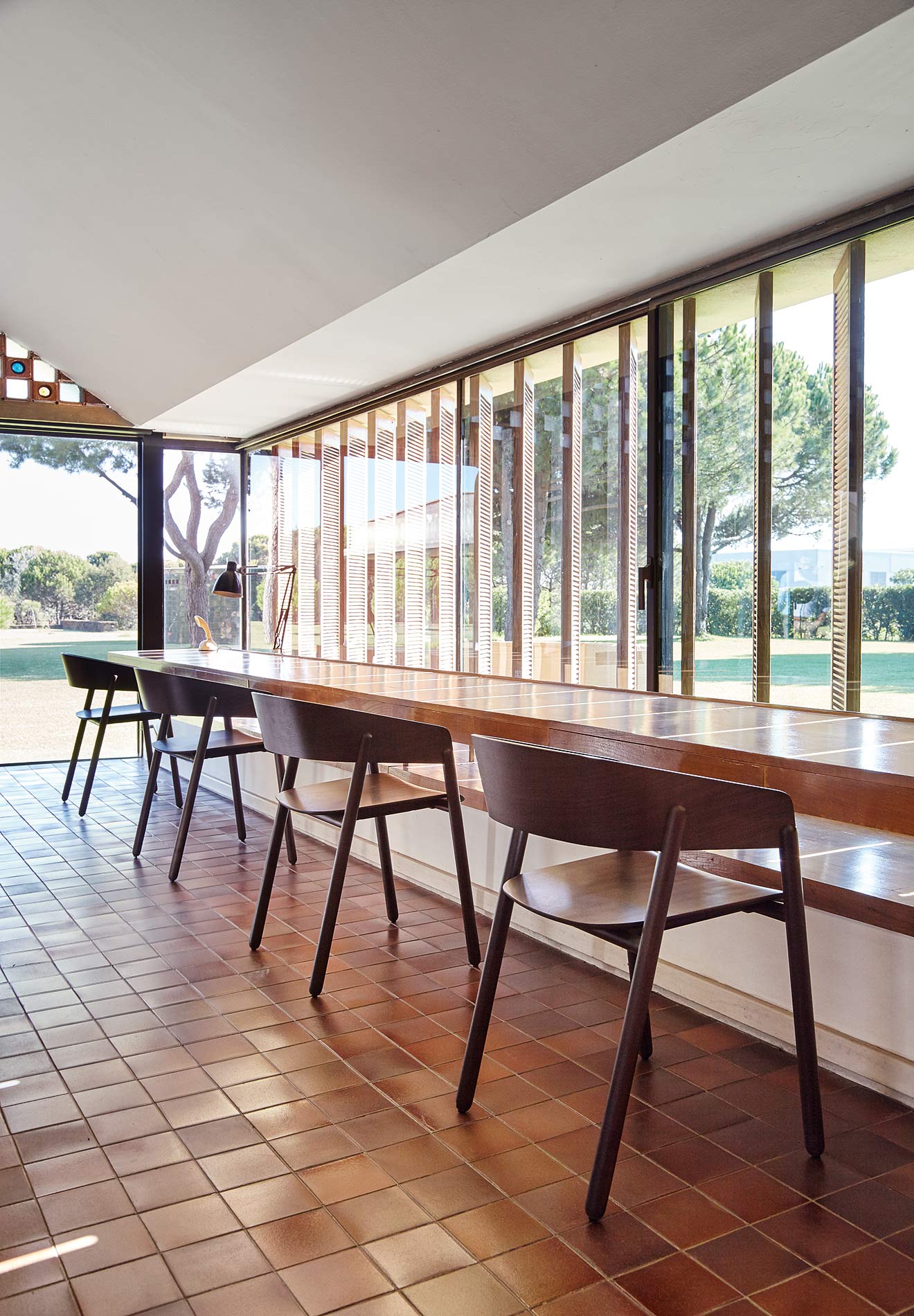 Chaise en bois avec dossier rond punt mava
