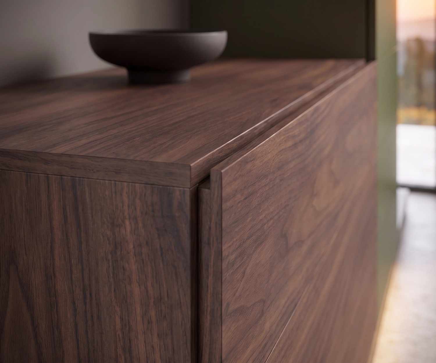 Commode design Easy 9 en noyer Commode design Novamobili Easy 9 pour chambre en bois de noyer au style minimaliste et sans poignées.