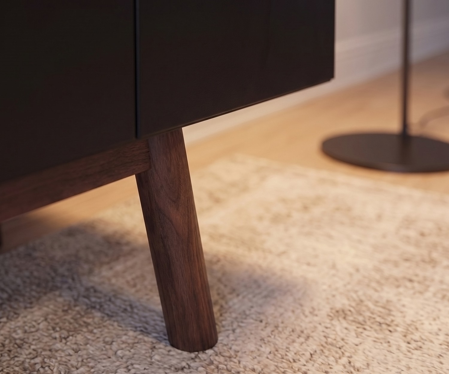 Meuble TV design MOS-I-KO avec pied en bois Meuble TV bas MOS-I-KO 005 B de salon : détail du pied en bois massif et de la surface mate foncée au style rétro.