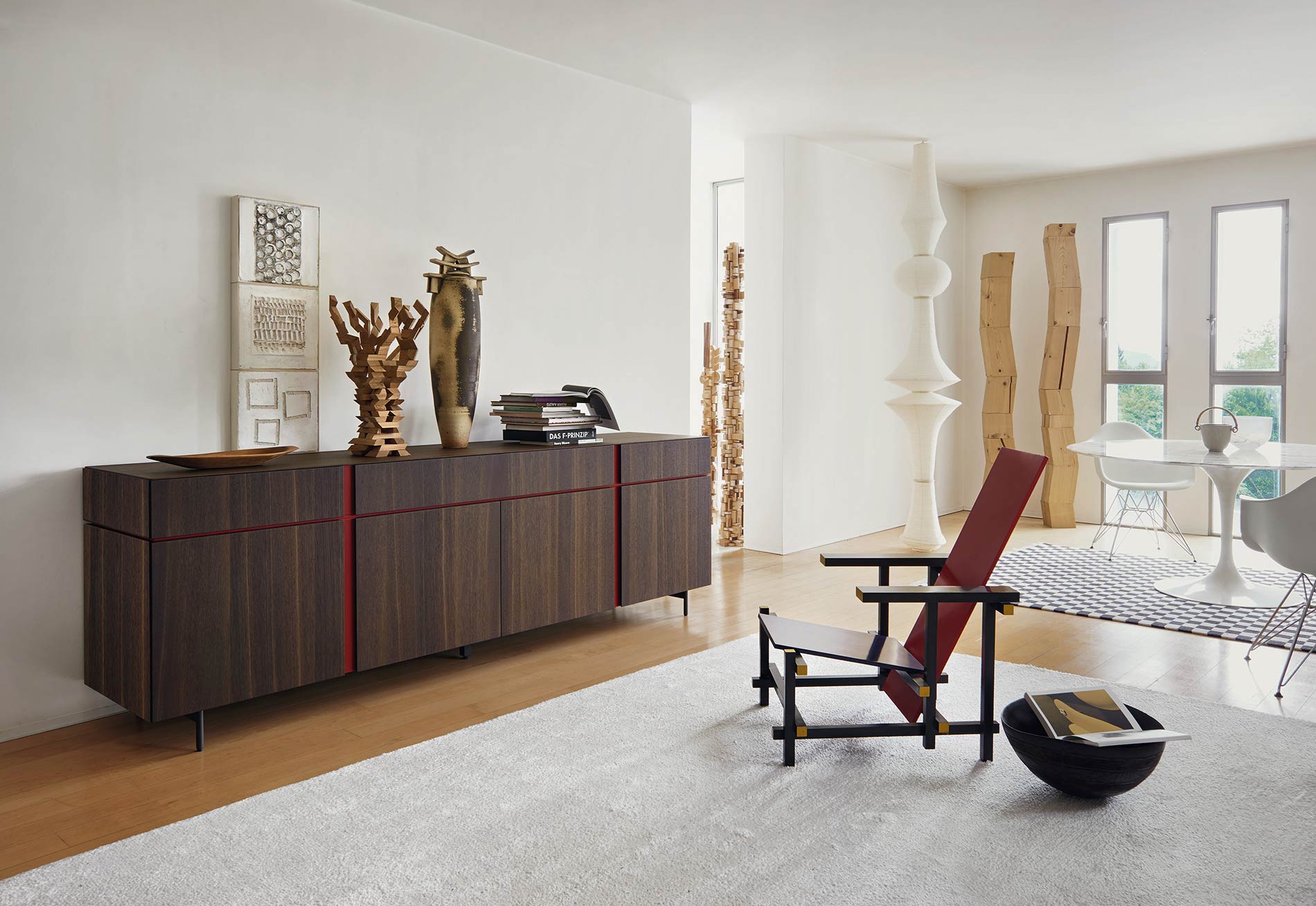 Buffet design en bois avec gorge rouge Buffet design en bois avec gorge rouge
