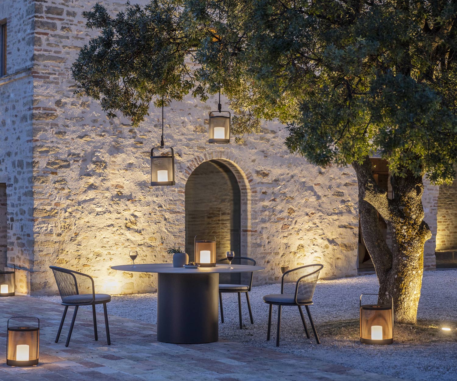 Ambiance de soirée éclairée avec la table à manger Branta Ambiance de soirée éclairée avec la table à manger Branta