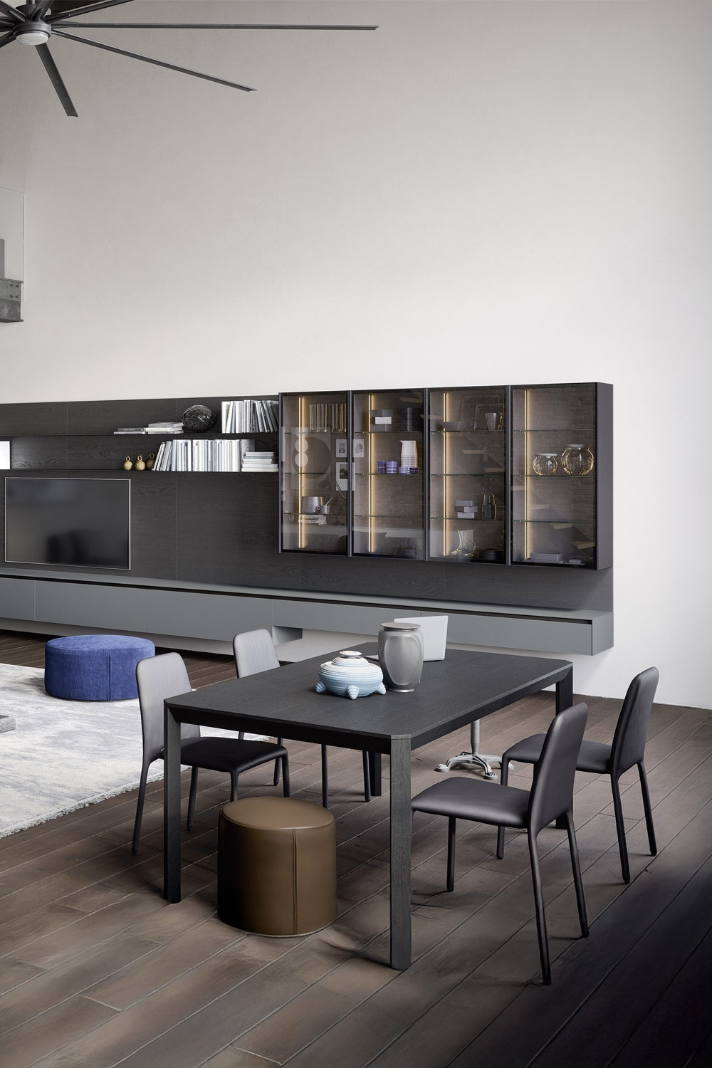 salon moderne avec vitrine suspendue et ensemble de table à manger harmonisé stylistiquement