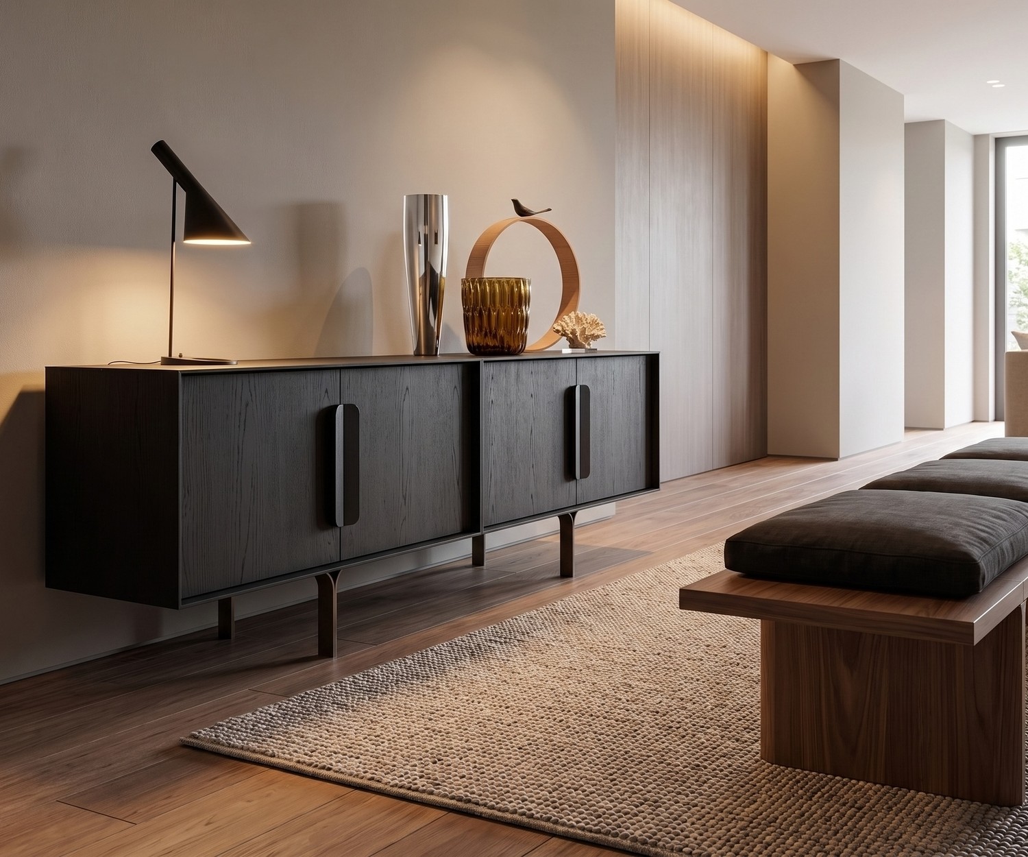 Buffet design al2 Mobius 003 en chêne noir Buffet design al2 Mobius 003 en chêne noir dans un couloir moderne avec une lampe de table et un banc en bois.