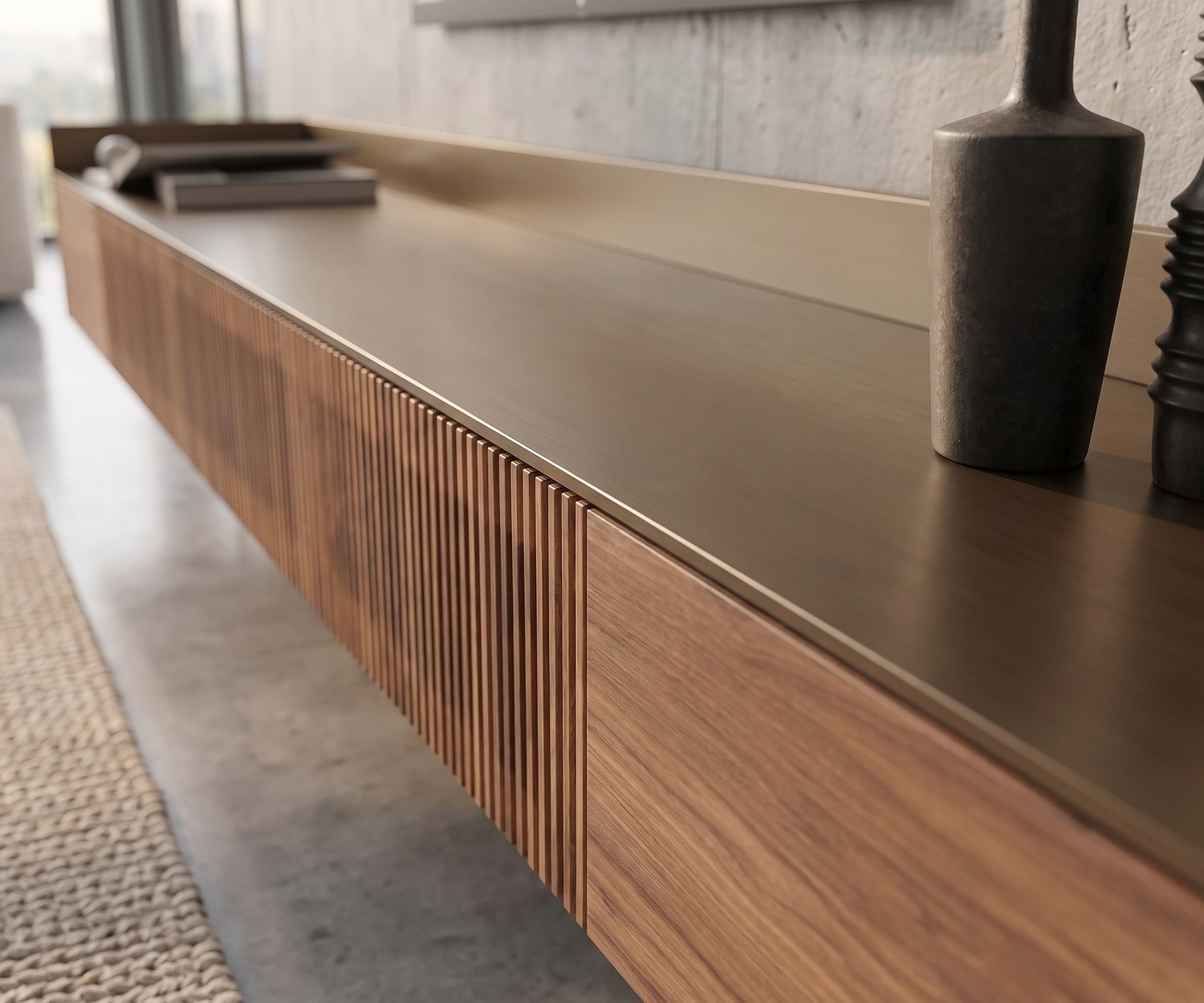 Meuble TV suspendu Punt Stockholm Slim en bois avec plateau dore dans un salon moderne design.