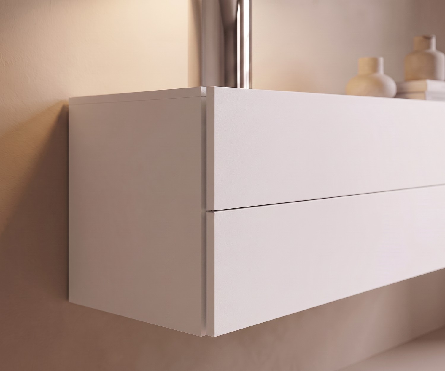Commode suspendue Novamobili Easy à 2 tiroirs Commode suspendue Novamobili Easy à 2 tiroirs pour la chambre en blanc mat, design minimaliste et sans poignée.