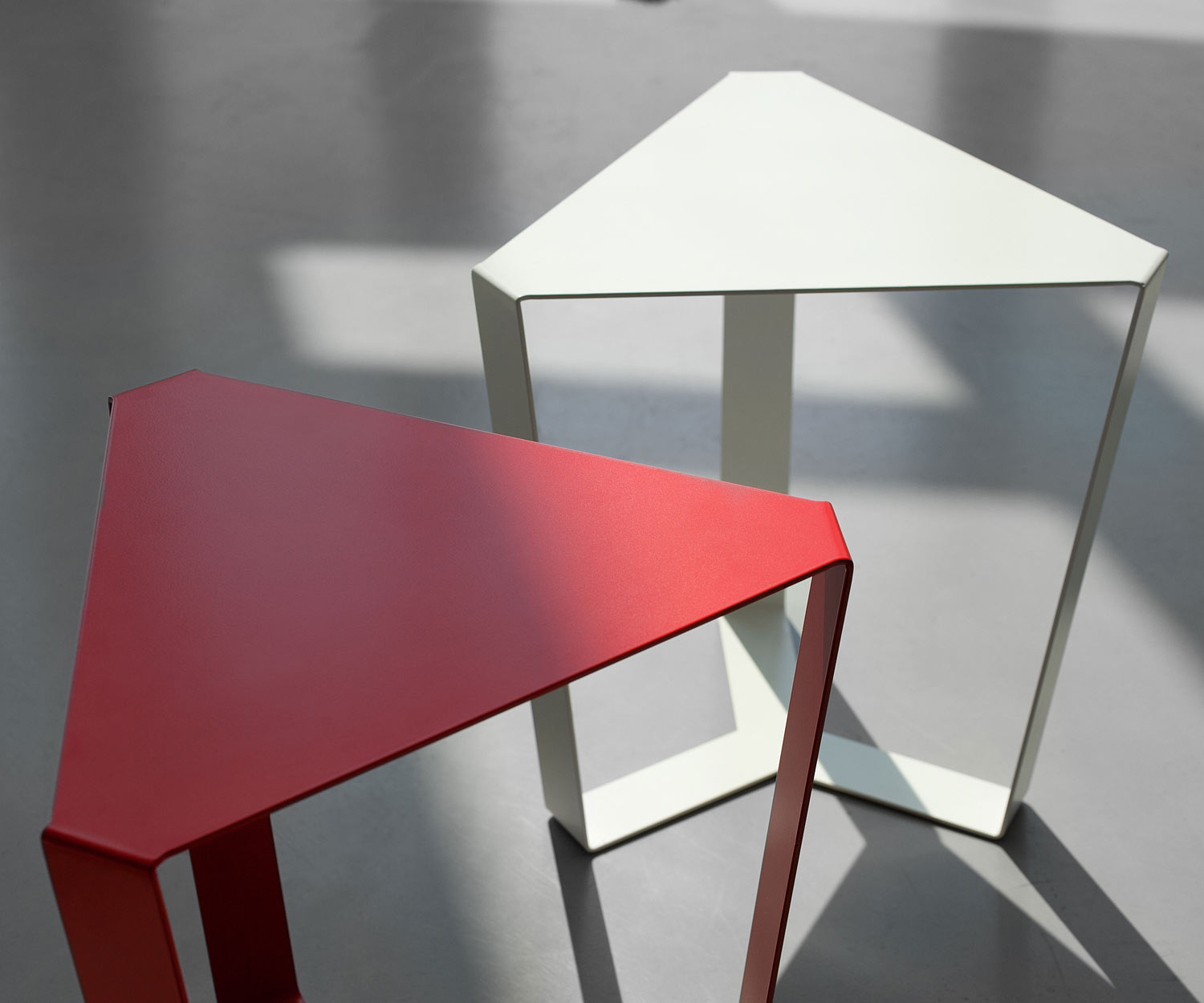 Table d'appoint MEME DESIGN Finity de haute qualité Détail du plateau de table en métal Table d'appoint MEME DESIGN Finity de haute qualité Détail du plateau de table en métal