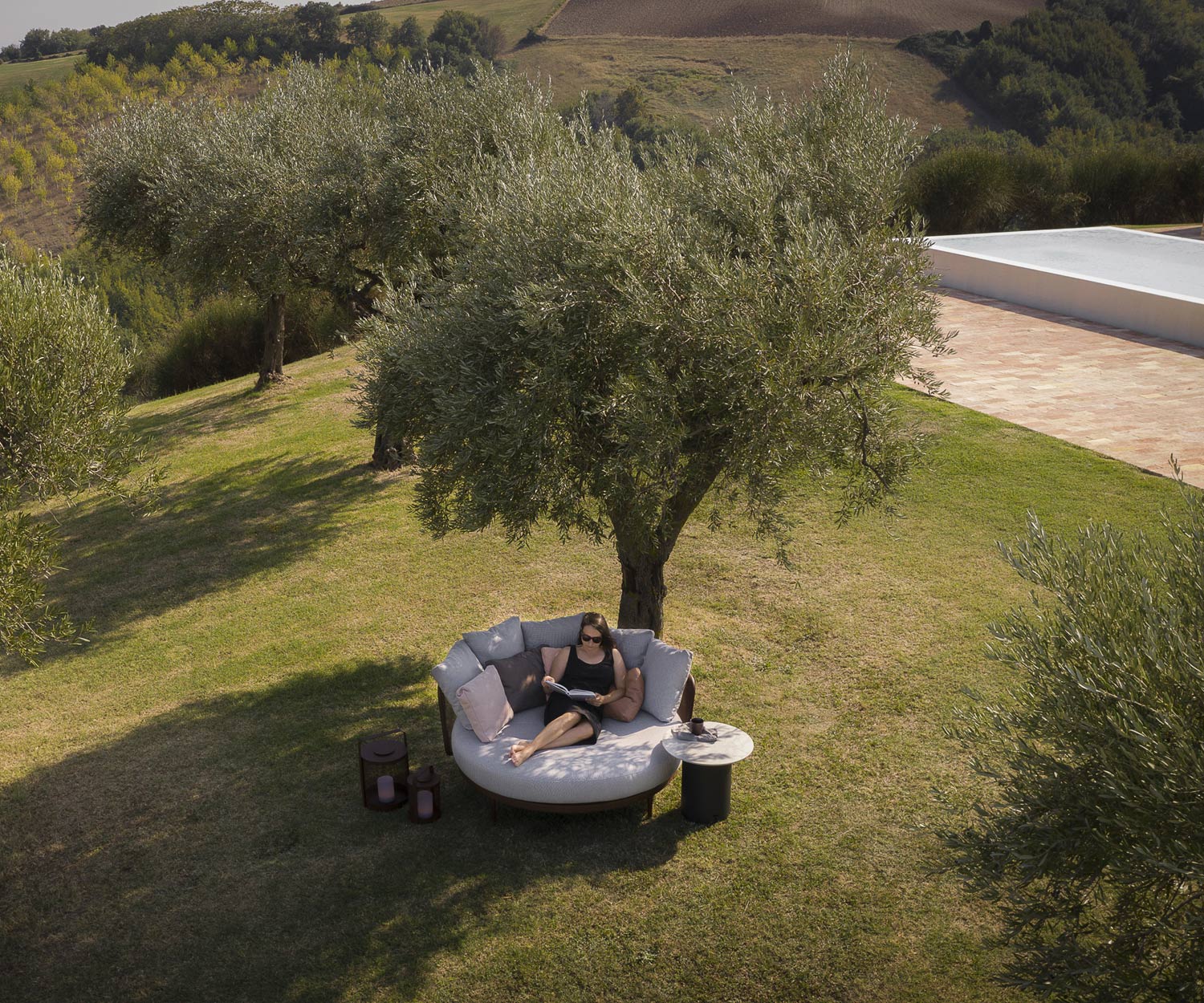 Ombragé Todus Baza Round Design Garden Daybed sous un arbre Ombragé Todus Baza Round Design Garden Daybed sous un arbre