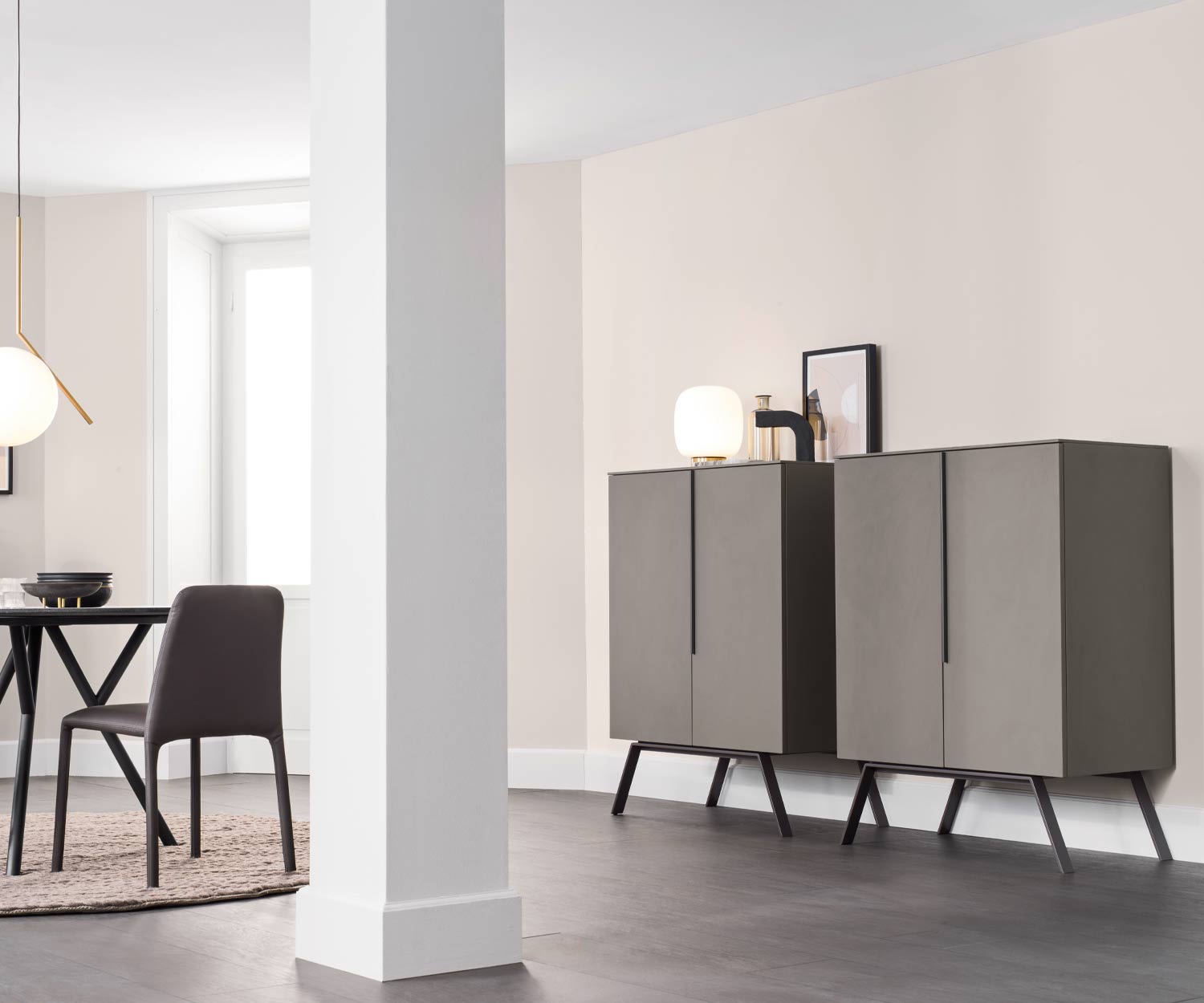Deux highboards design gris Cleo de Novamobili dans le salon Deux highboards design gris Cleo de Novamobili dans le salon