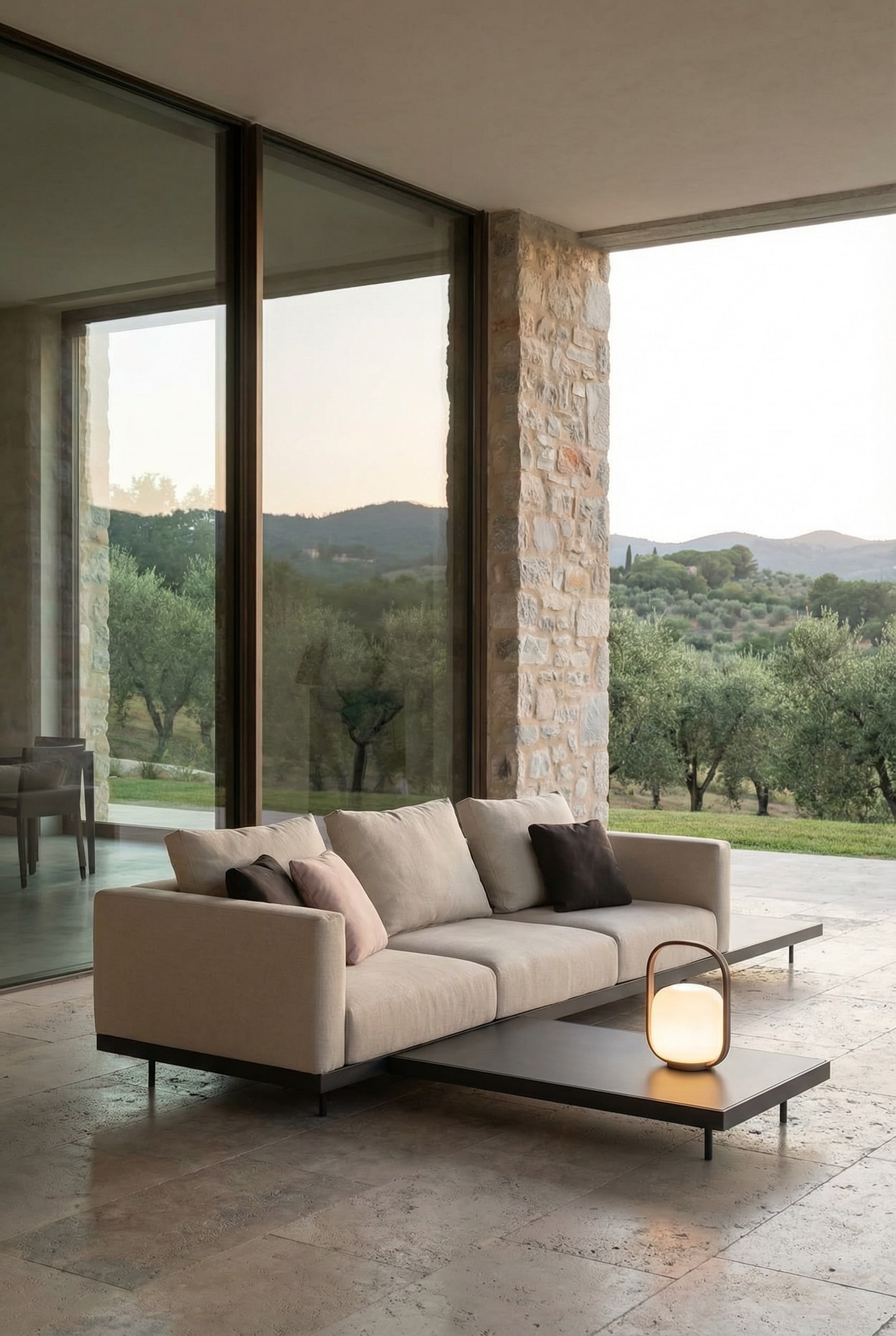 Canapé modulaire d'extérieur flexible avec des coussins confortables sur une grande terrasse Canapé modulaire d'extérieur flexible avec des coussins confortables sur une grande terrasse