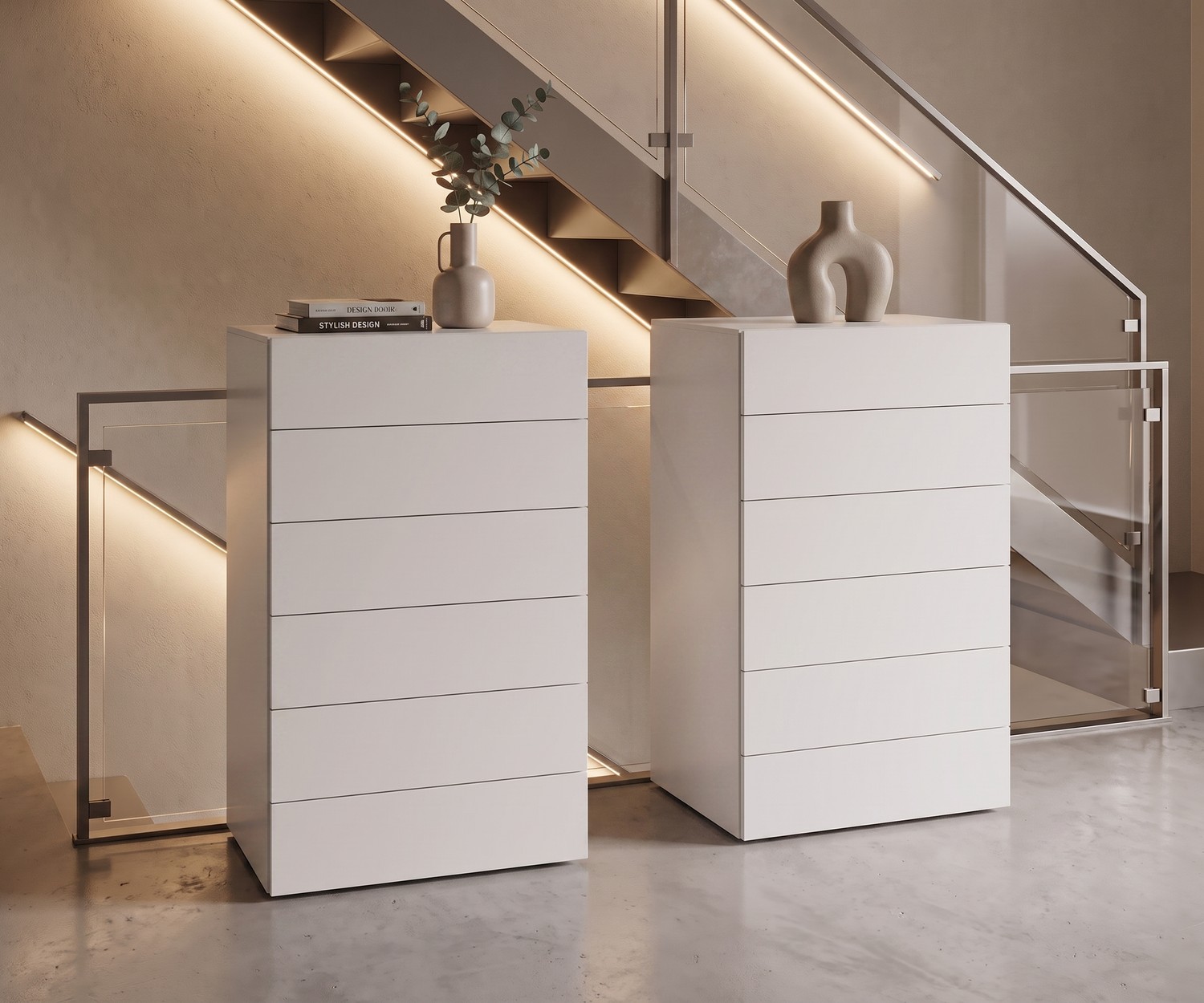 Commode haute Easy par Novamobili dans un couloir. Chiffonnier blanc moderne à 6 tiroirs sans poignées près d'un escalier.