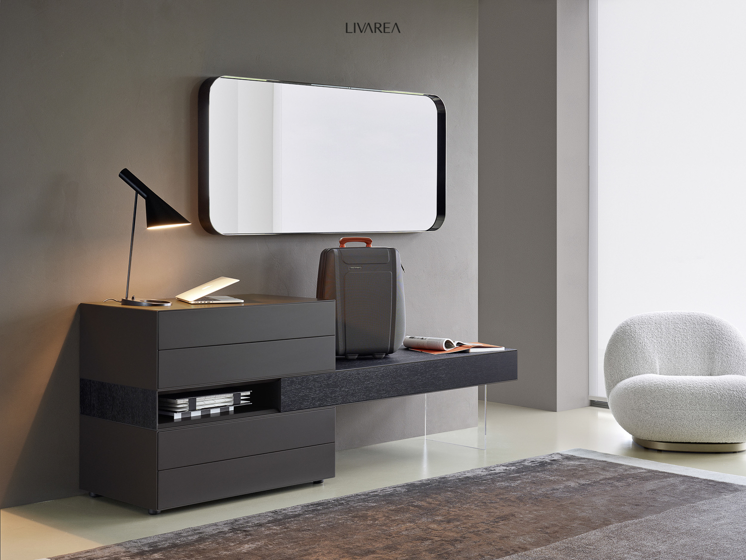 Grand salon de luxe avec mur d'habitation comprenant une étagère basse, des armoires, un canapé d'angle avec table d'appoint, un fauteuil et une table basse. Grand salon de luxe avec mur d'habitation comprenant une étagère basse, des armoires, un canapé d'angle avec table d'appoint, un fauteuil et une table basse.