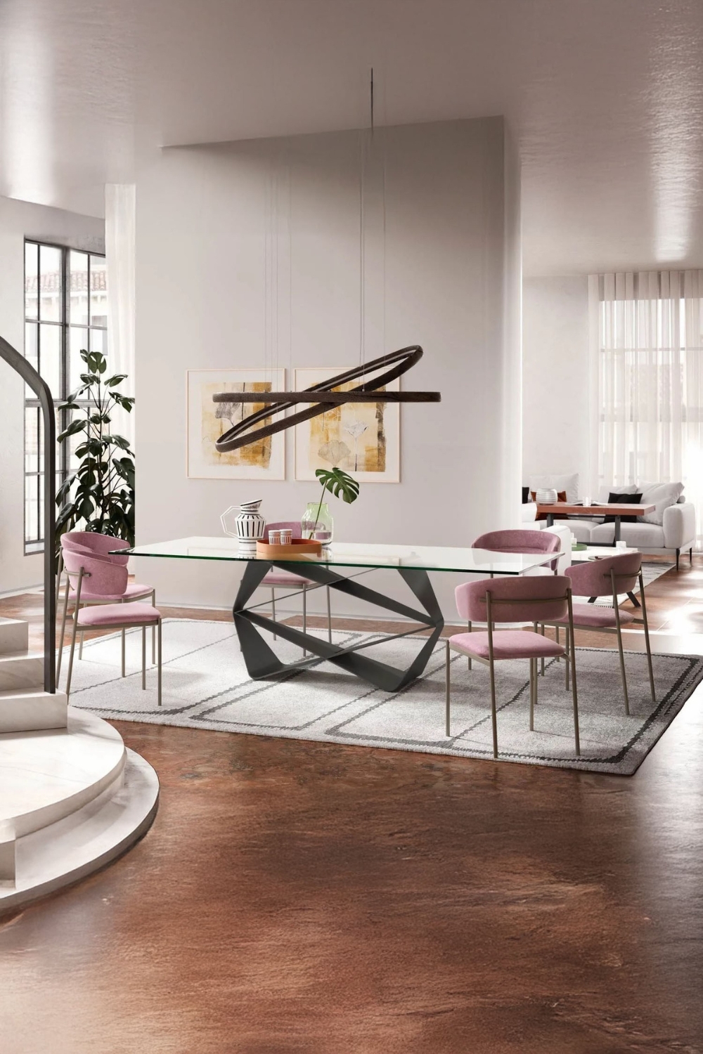 coin repas compos&eacute; de chaises de salle &agrave; manger recouvertes de rose et d'une table &agrave; manger avec plateau en verre et structure extravagante