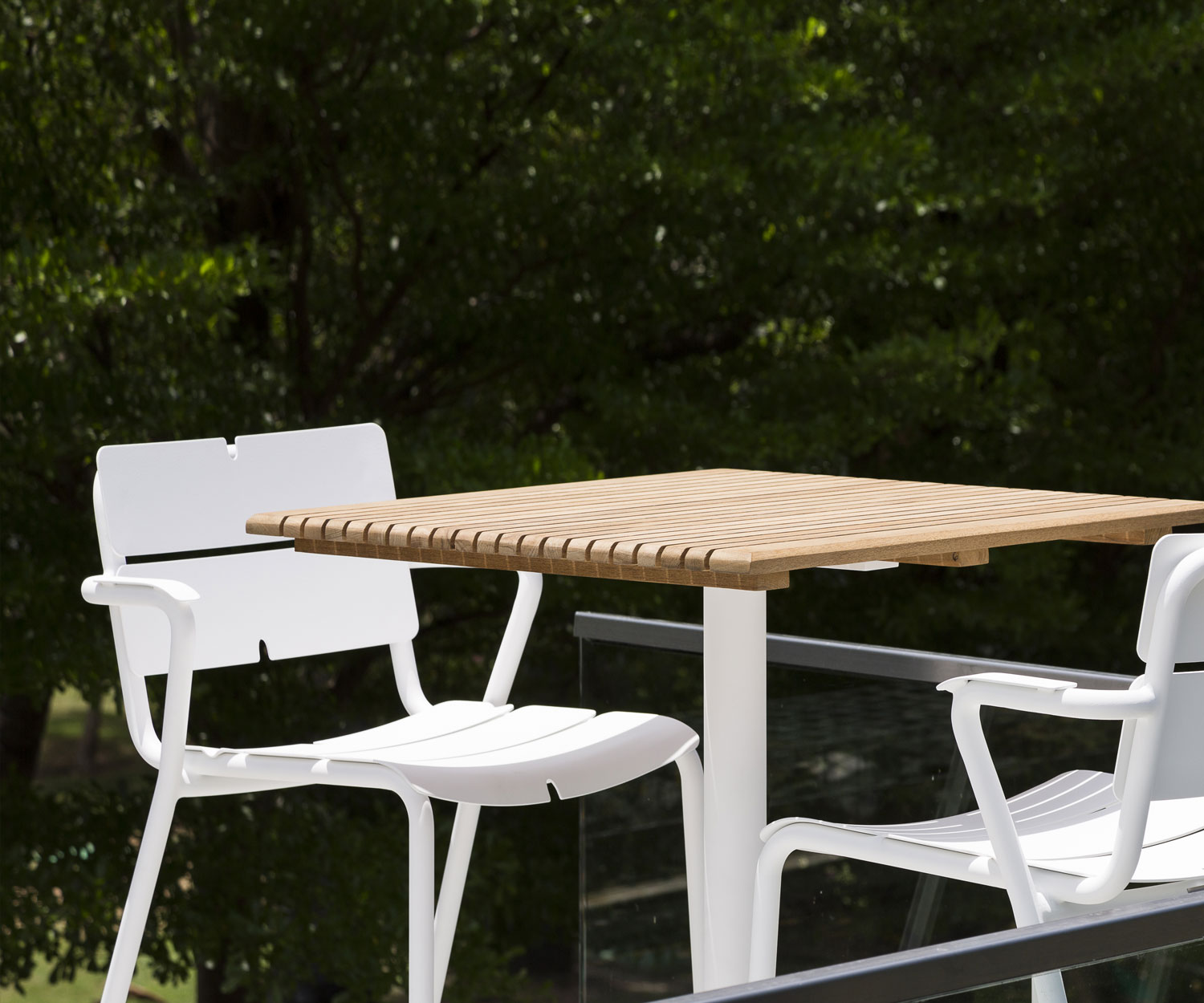 Oasiq Ceru Aluminium Table à manger L 70 cm blanc teck Oasiq Ceru Aluminium Table à manger L 70 cm blanc teck