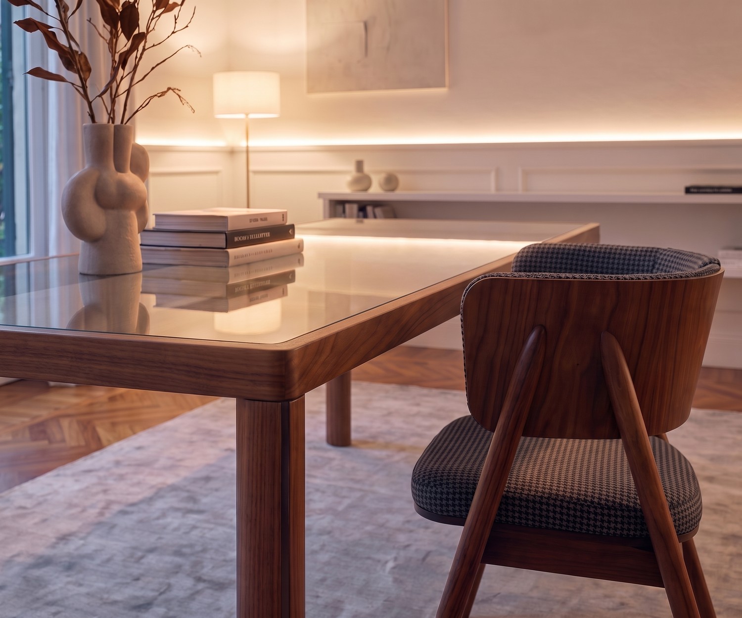 Table à manger design al2 ka-bera 001 b en bois dans une salle à manger moderne avec buffet et grand tapis.