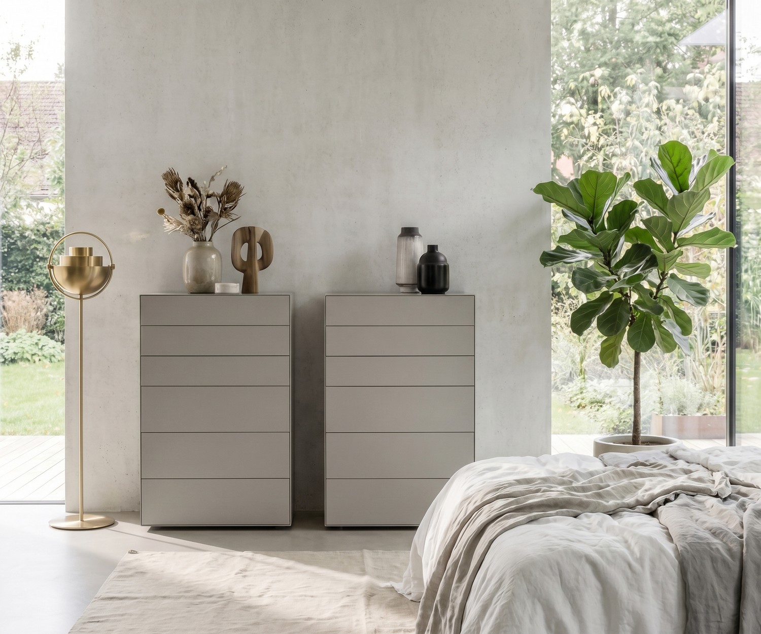 Commode haute Livitalia Ecletto pour chambre en gris clair, chiffonnier design minimaliste à tiroirs sans poignée.