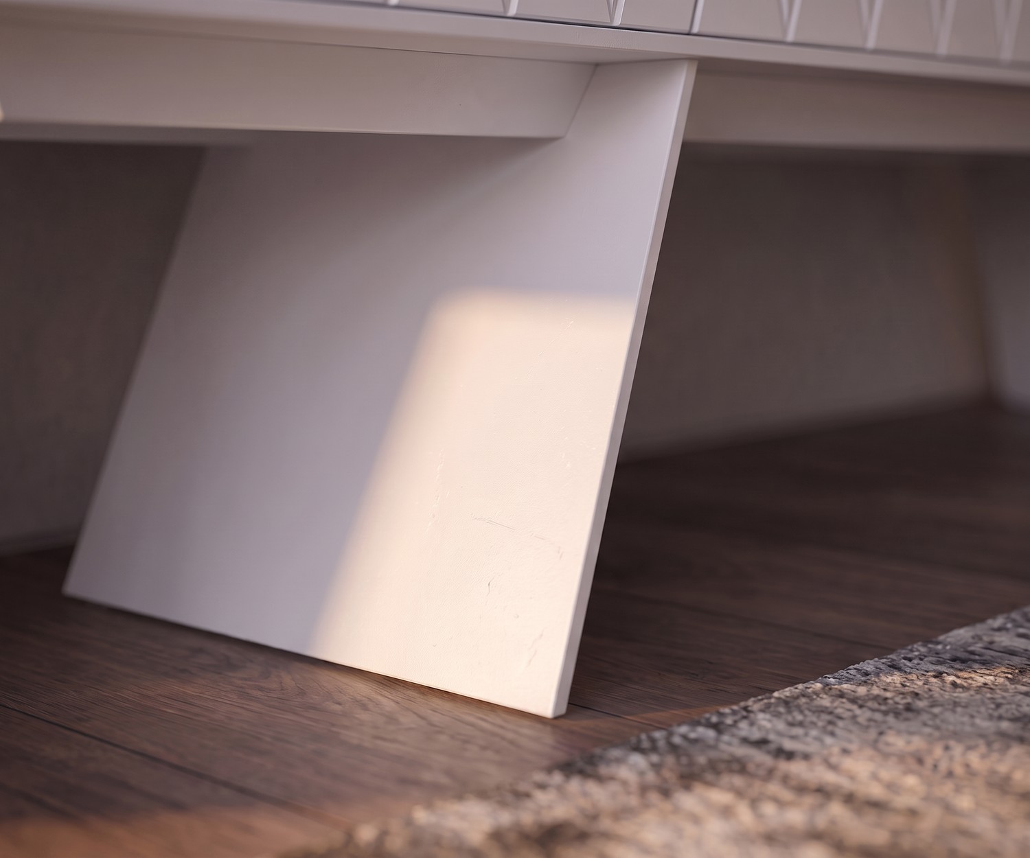 Zoom sur le piètement du meuble TV bas e-klipse 008 par al2, pied blanc élégant en bois sur parquet foncé.