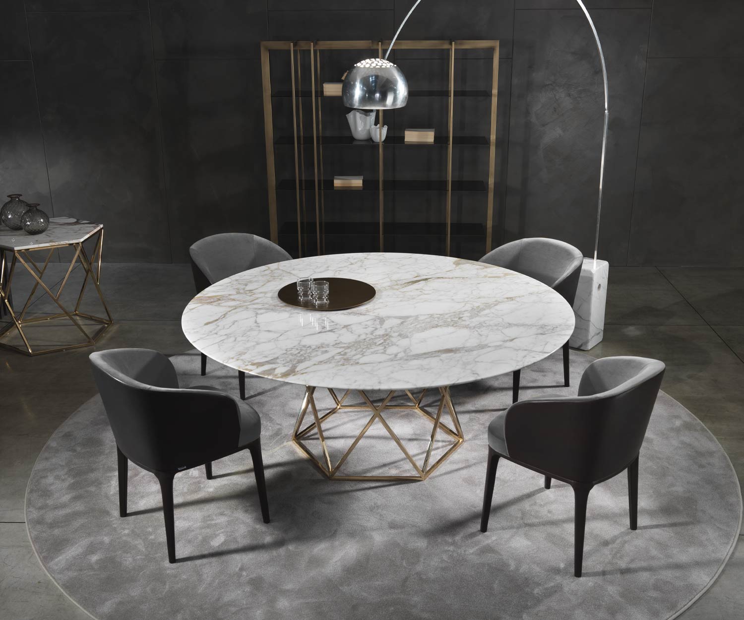Moderne Marelli Chaise à accoudoirs design Paris avec table à manger dans la salle à manger